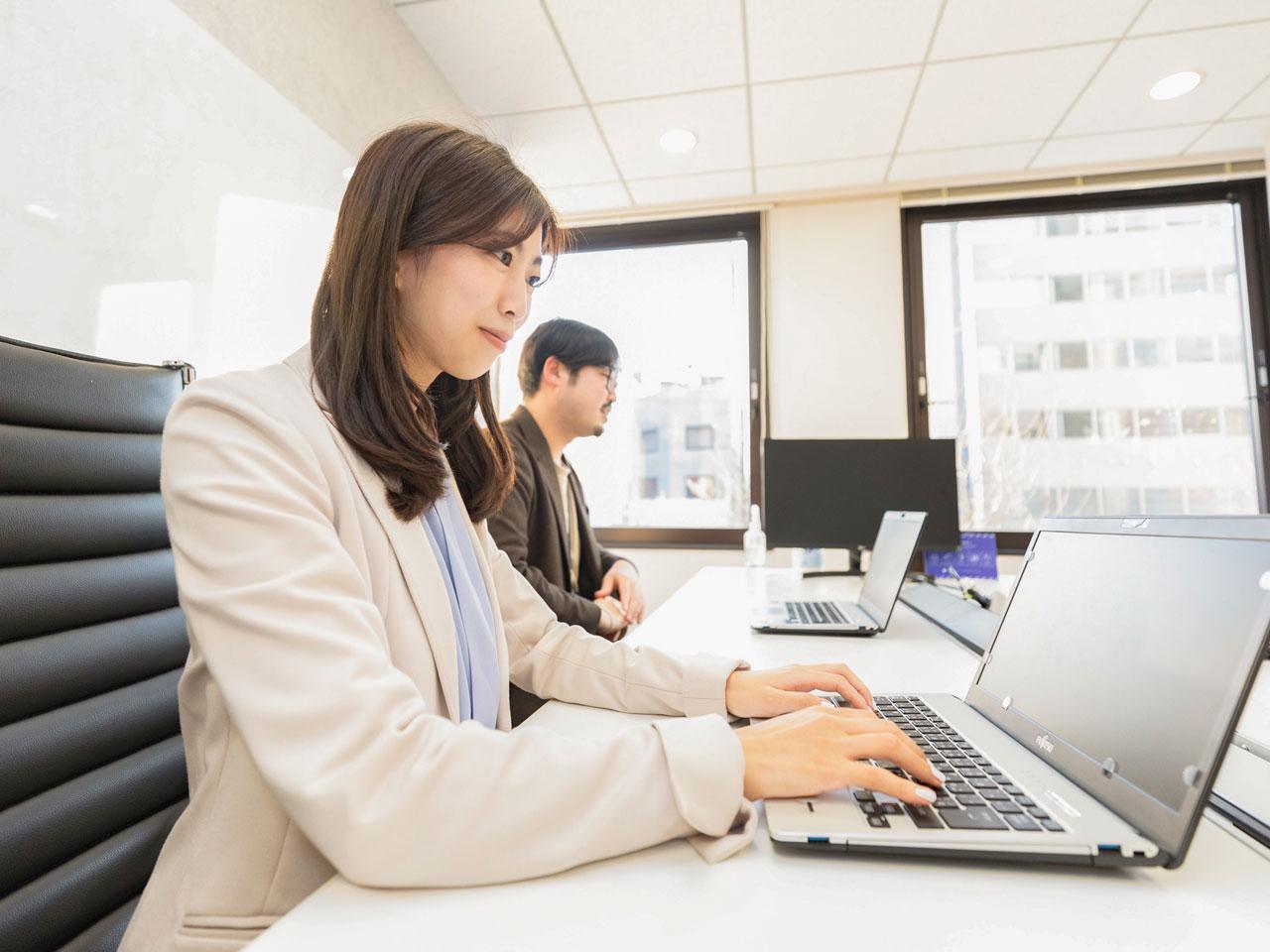 日本初の「折込広告」「中づり広告」を起点に、OOH・交通広告では、業界トップを走りながら、あらゆるメディアを含むコミュケーション領域全般に事業を拡大。