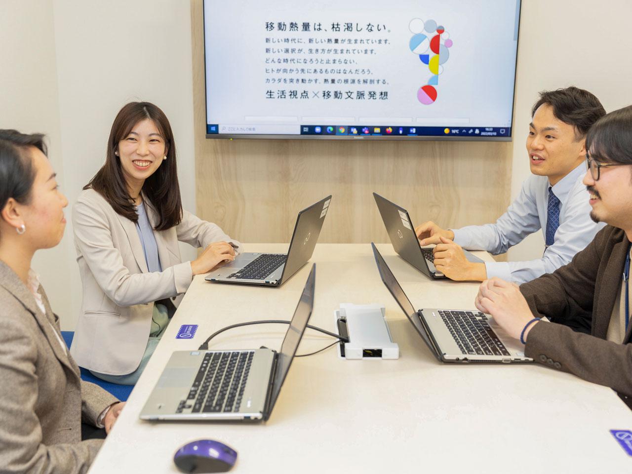 1996年からデジタルメディアにも取り組み、現在はデジタルメディアの強みを融合させた『ダイナミックデジタルOOH』や、DWHを活用した広告効果の可視化を積極推進している。