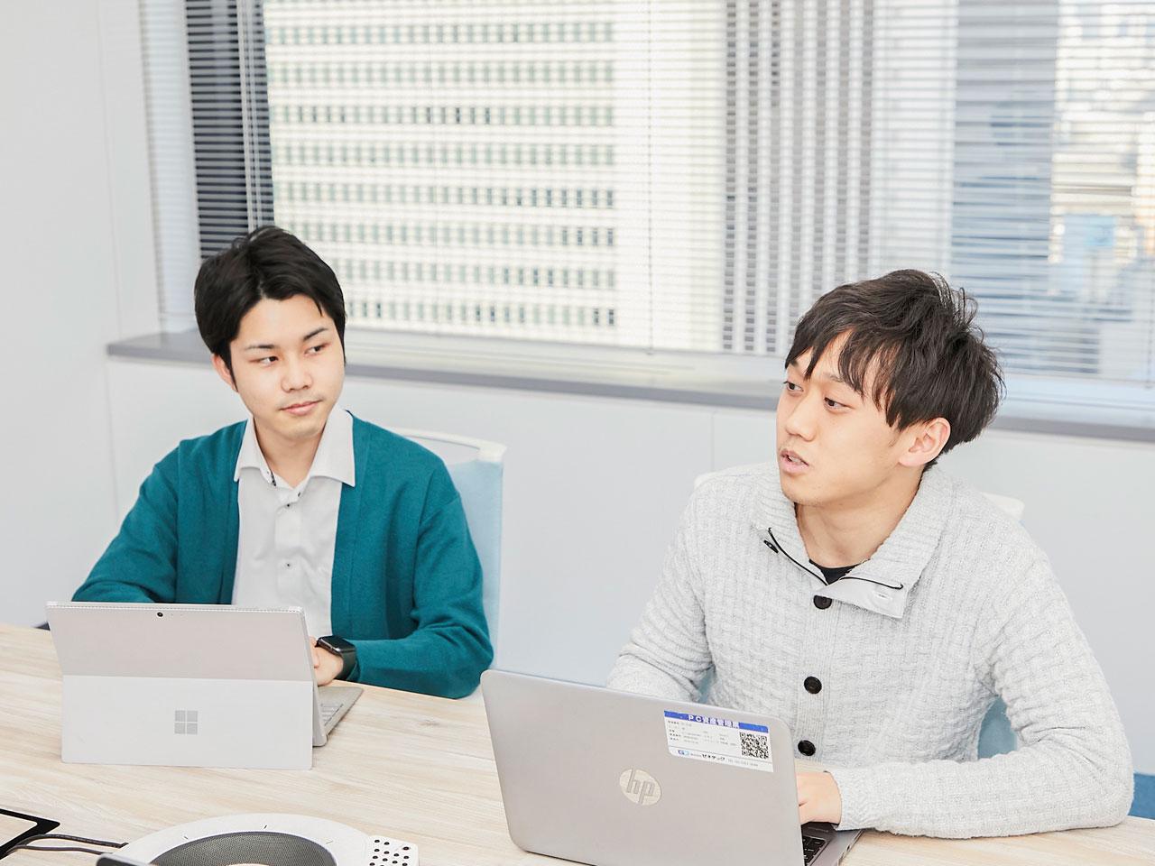 同社の事業展開を支えるのは、オフライン・ティーチングシステムを開発するエンジニアリングソリューション本部、製造業や流通業へデジタルツイン技術によるシミュレーションを提案するDX事業本部、自社開発の防災アプリ『ココダヨ』を展開するココダヨ事業本部、そしてソフトウェアとハードウェア両面の受託開発を担うデジタルソリューション本部という、四つのビジネスドメイン。