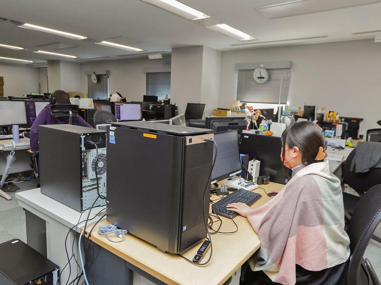 管理職はプレイングマネージャーというスタンス。マネジメントと現場の作業が両立できるように、小規模なチーム体制をとっている。集まったメンバーも、“自分で作らずにいられない”というほど、ゲーム作りに情熱を傾けているクリエイターばかりだ。