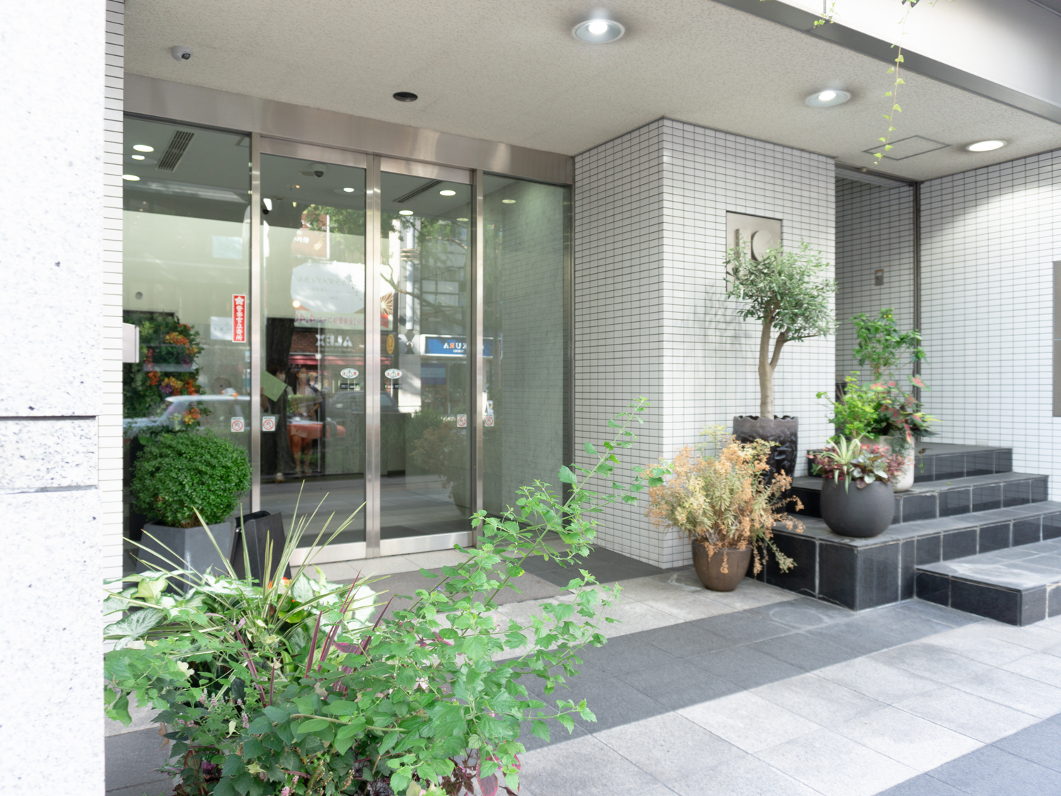 同社の強みは、15年間で2,000社以上の顧客における460万コール以上の実績に基づくノウハウの蓄積。業界の標準的な価格を維持しつつ、平均アポ獲得率4.6%という高品質を両立させた「“ちょうどいい”インサイドセールス」を実現。