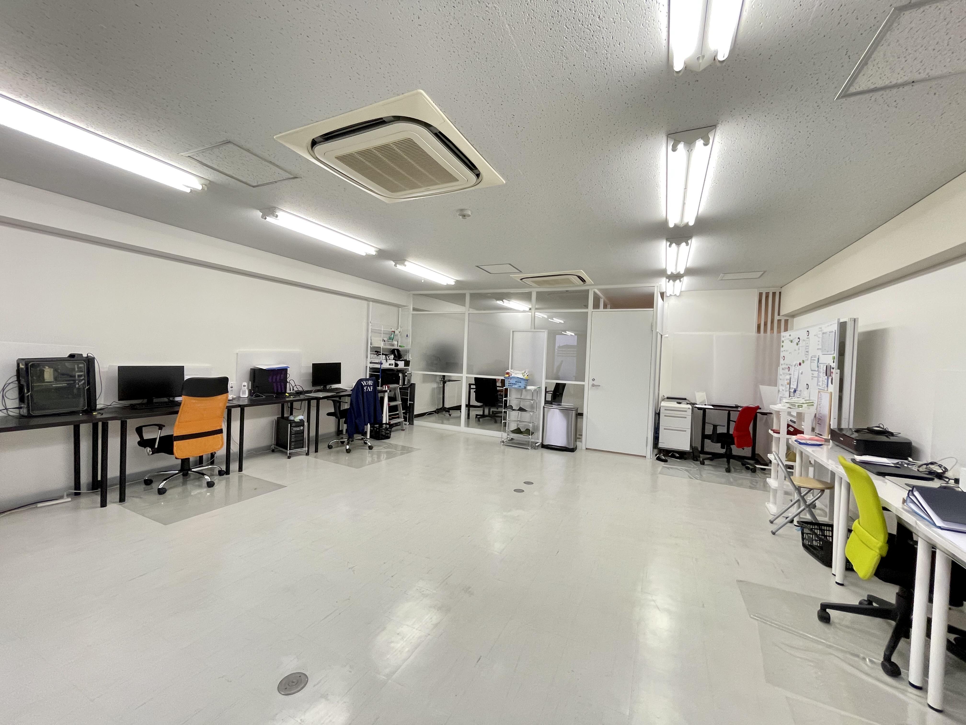 忙しいが、残業は一切しないというのが同社のポリシー。オフィスは広く、席間も十分でソーシャルディスタンスは万全。社内は和やかで、一人ひとりの働きやすさを優先している。