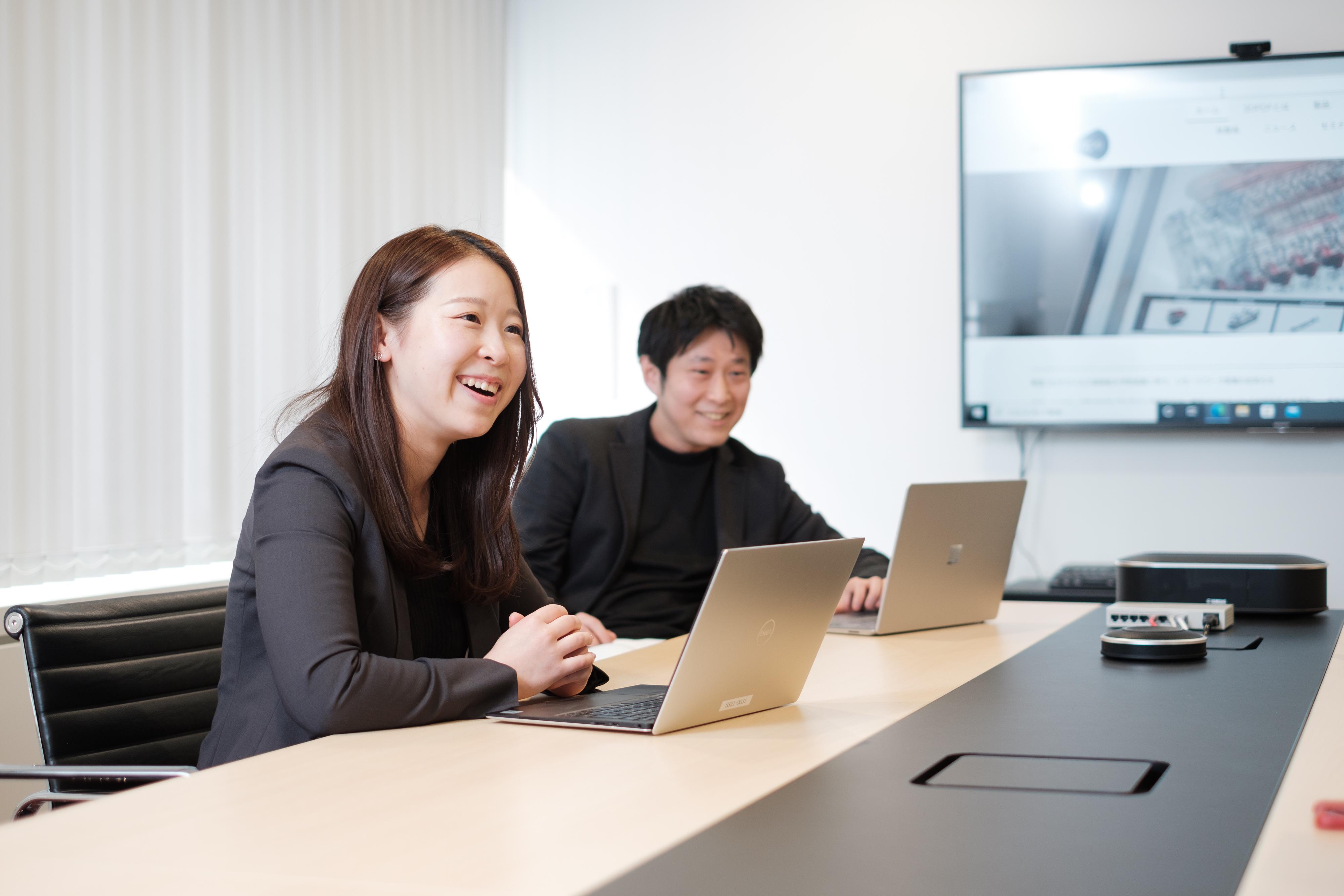 メンバーは20代・30代中心。ミーティングも明るい雰囲気で進みます