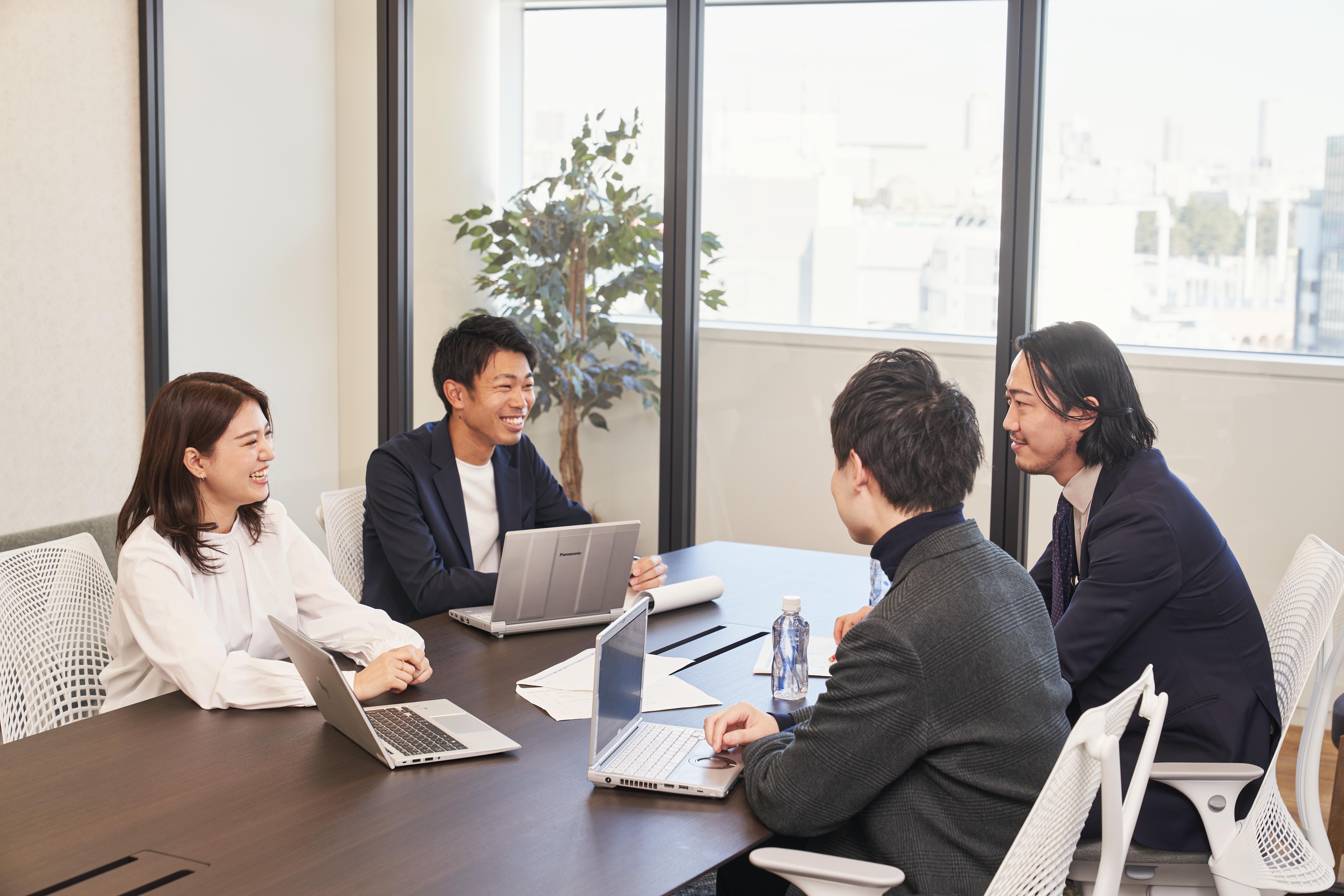 【導入だけで終わらない、常に進化する変化対応型のIT】を目指しています。DXは一過性に終わりがちです。リヴァンプのDXは、クライアント企業内にITのケイパビリティを根付かせることで、永続的な変化対応に貢献します。SCM・CRM・オムニチャネル等の機能特化チームを組成し、専門性の高いコンサルティングを実施します。