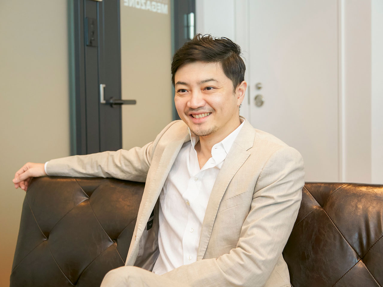 千葉　将樹
The head of the sales department
MEGAZONE CLOUDは、5,000社のクライアントを抱え、2021年の売上高は900億円。