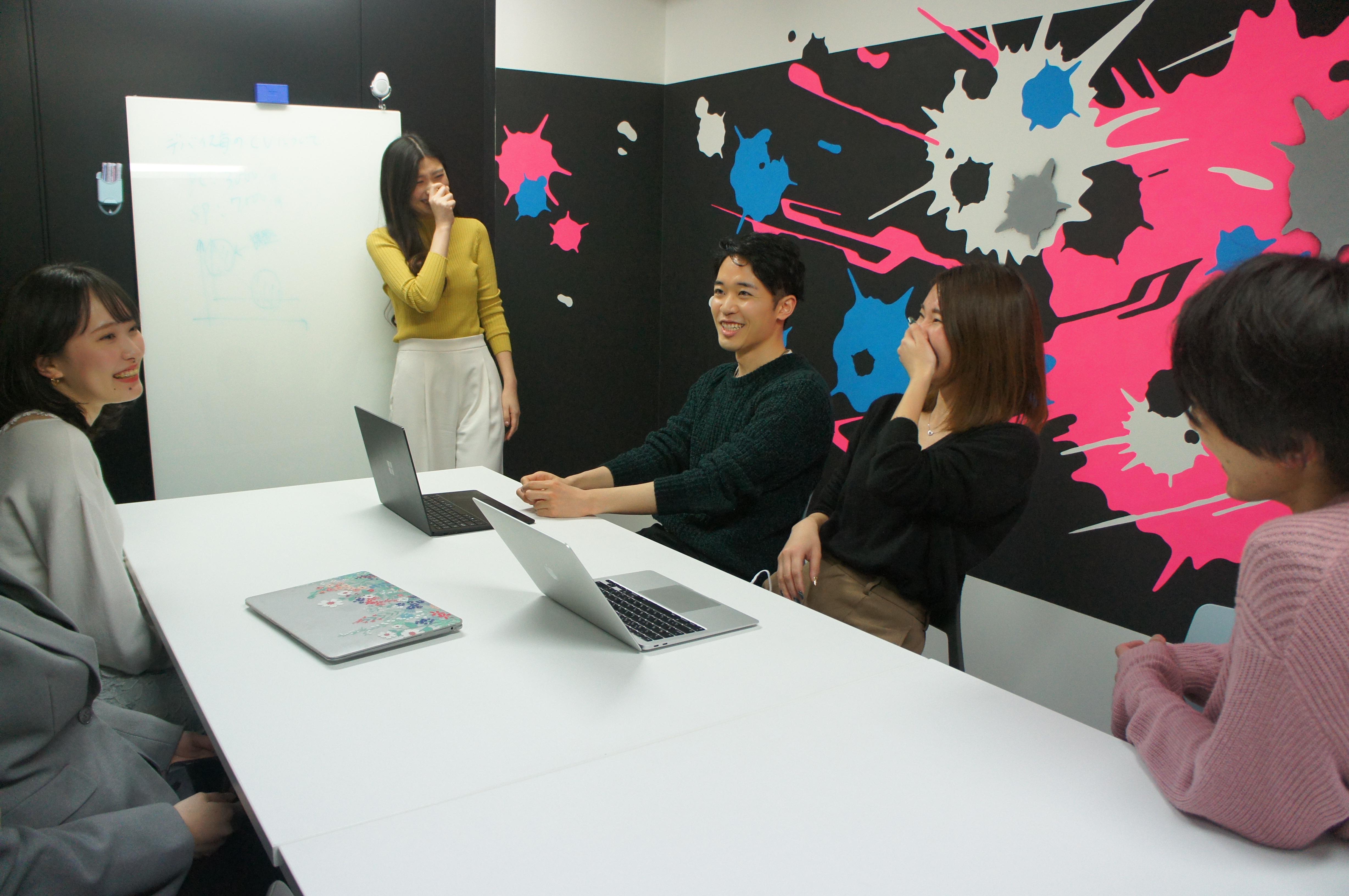 役職や実績に関わらず、フラットに意見を言い合える環境です！