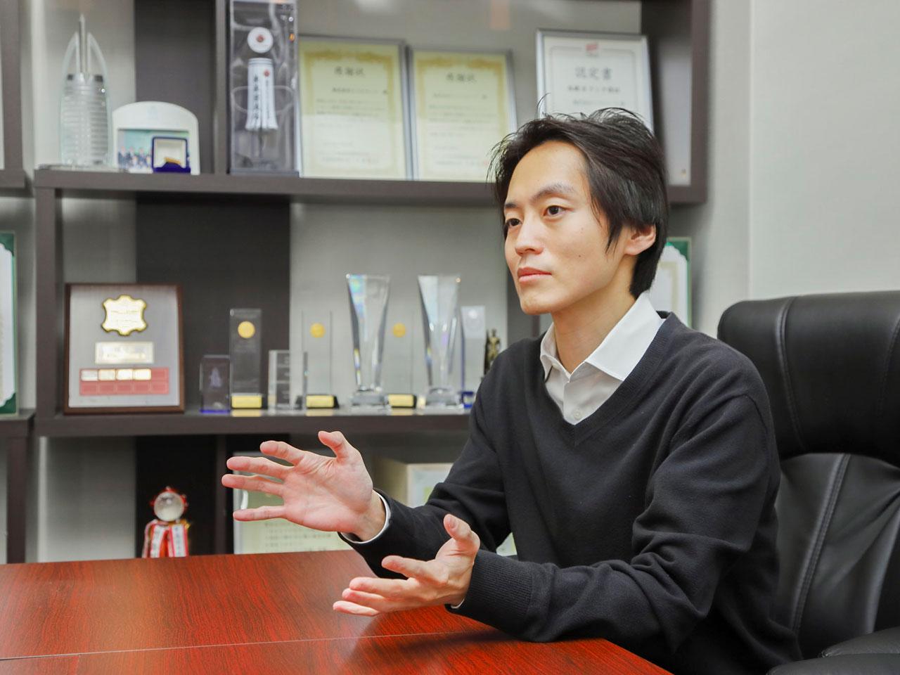 同社の保険代理店事業は、生命保険会社17社、損害保険会社6社、少額短期保険会社4社の代理店として、中立的な立場から保険加入希望者に対して最適な保険商品を提案するというビジネスモデル。2010年10月にスタートし、現在は当該業界における中堅的なポジションを占めている。