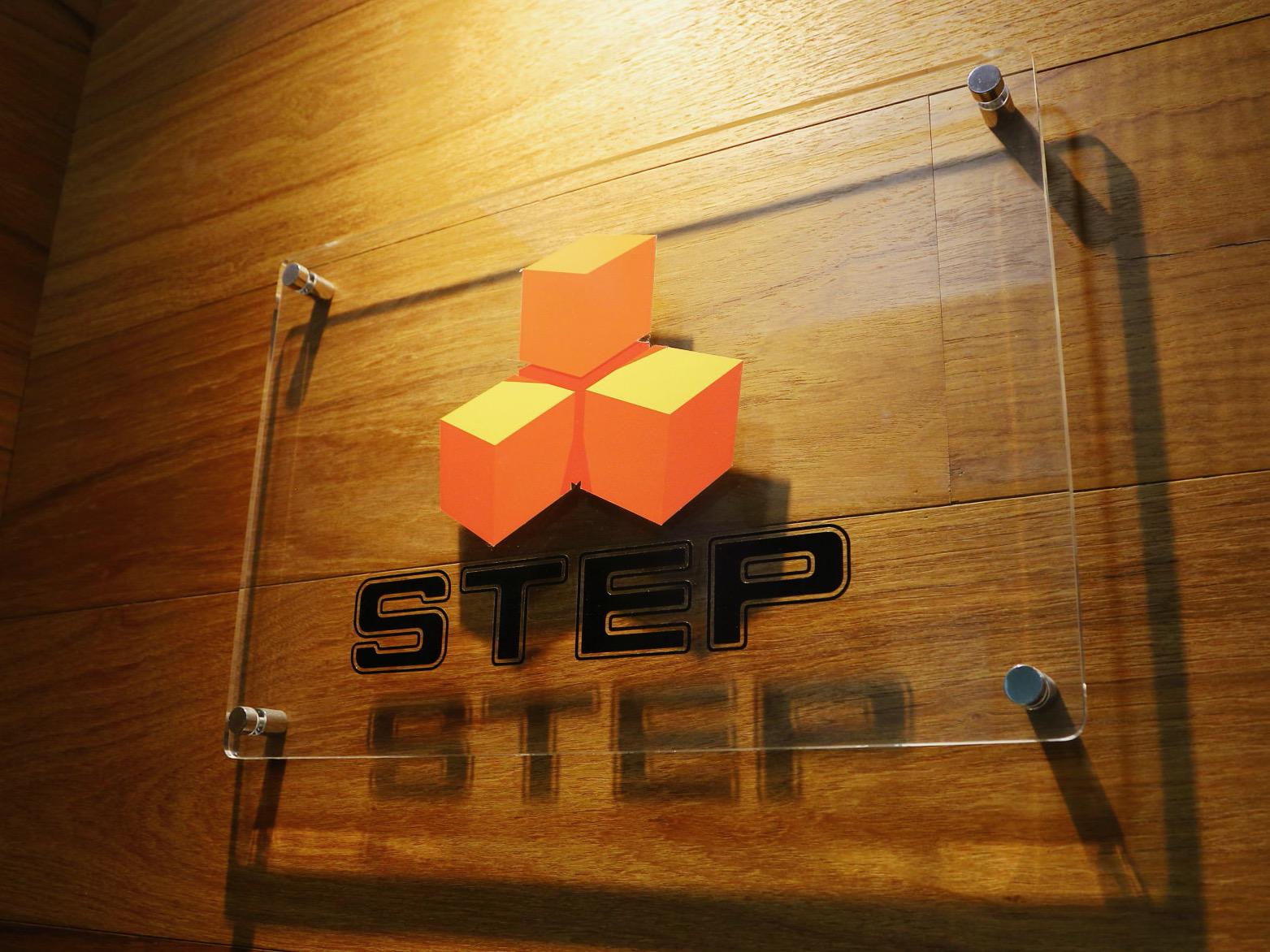 外資系生命保険会社に強いIT企業、株式会社ステップ。自社サービスの開発にも取り組んでいる。