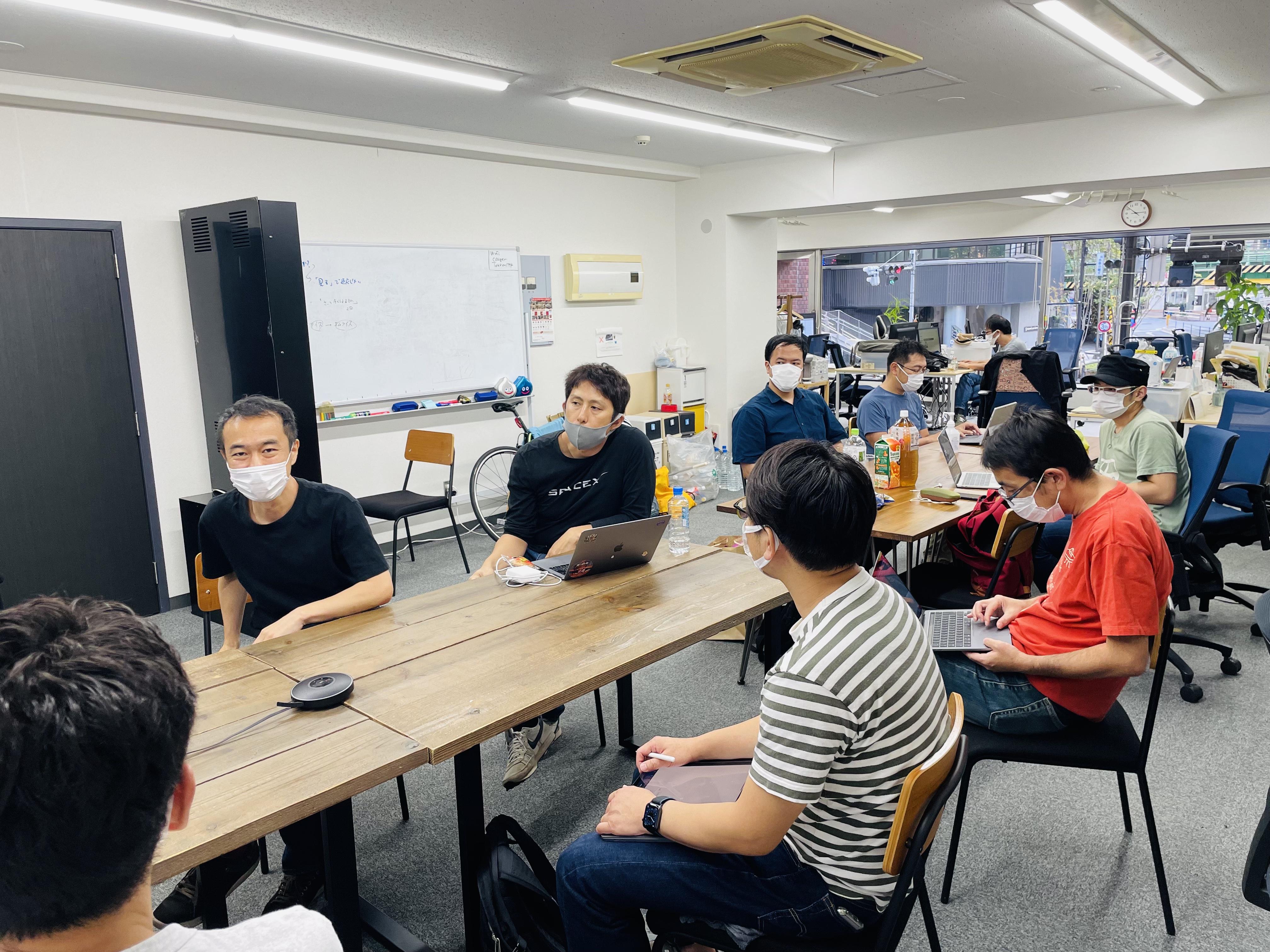 オフィスに集合してミーティング。生産性の最大化を重視し、リモートワークなど柔軟な働き方を許容しつつ、会って話すことも大切にしています