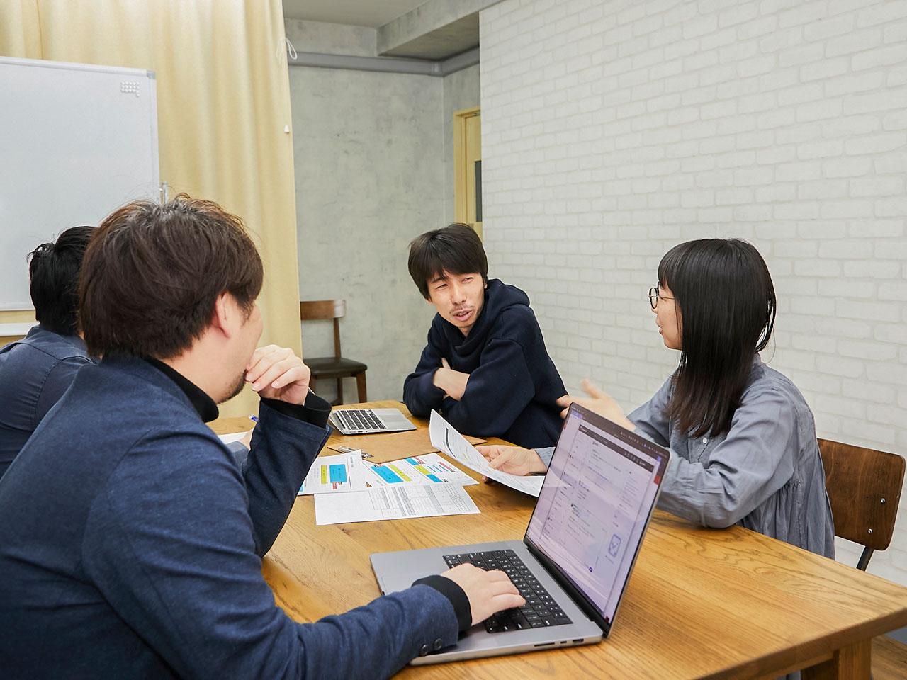 同社は社員数20名弱と大きな組織ではないこともあり、社員同士の距離感が近く、和気あいあいとした雰囲気がある。