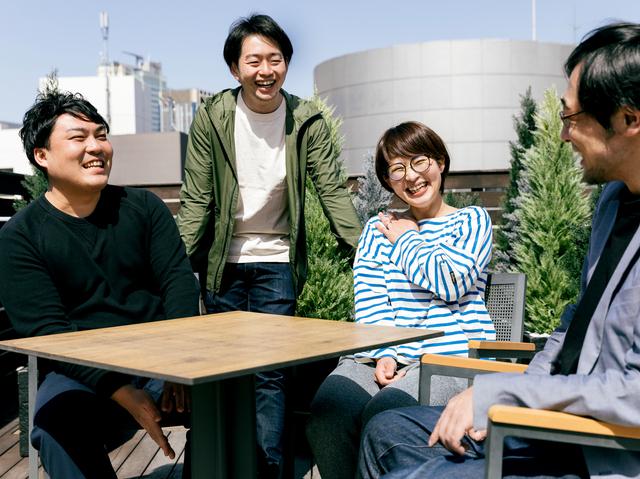 オフィスビルの屋上はテラスで自由に出入りが可能