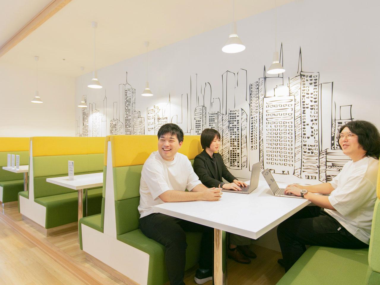 SESエンジニアとしての価値を高めるコミュニケーション力やコンサルティング力向上を意識したトレーニングを実施。そのほか、退職後の再雇用や社内起業支援、副業OK等、社員の柔軟なキャリアプランに適応できる制度も揃えている。