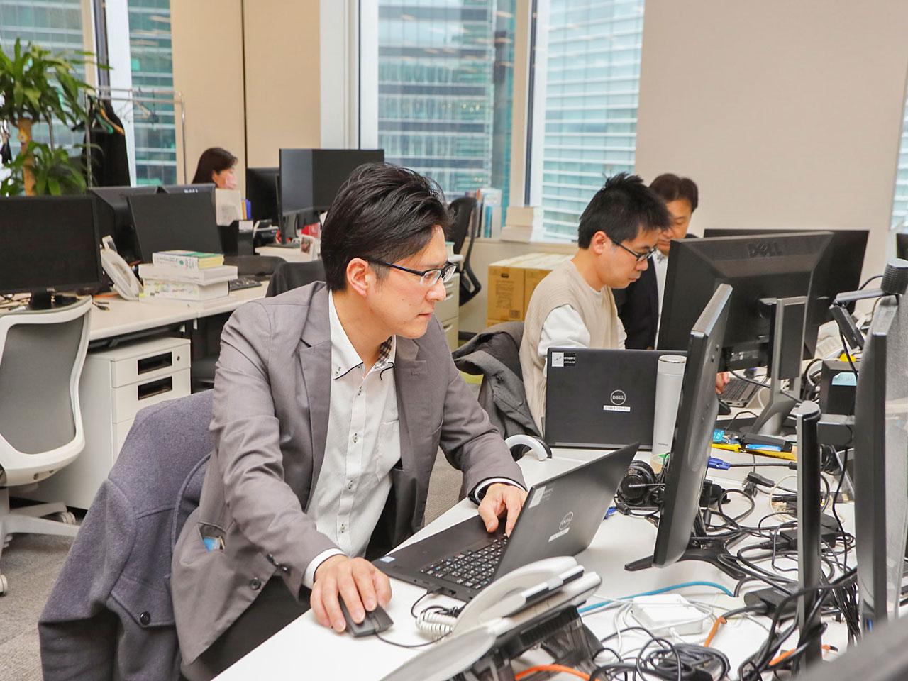 同社の情報システム部は、二つの課に分けてそれぞれスペシャリストが活躍できるフィールドを用意している。