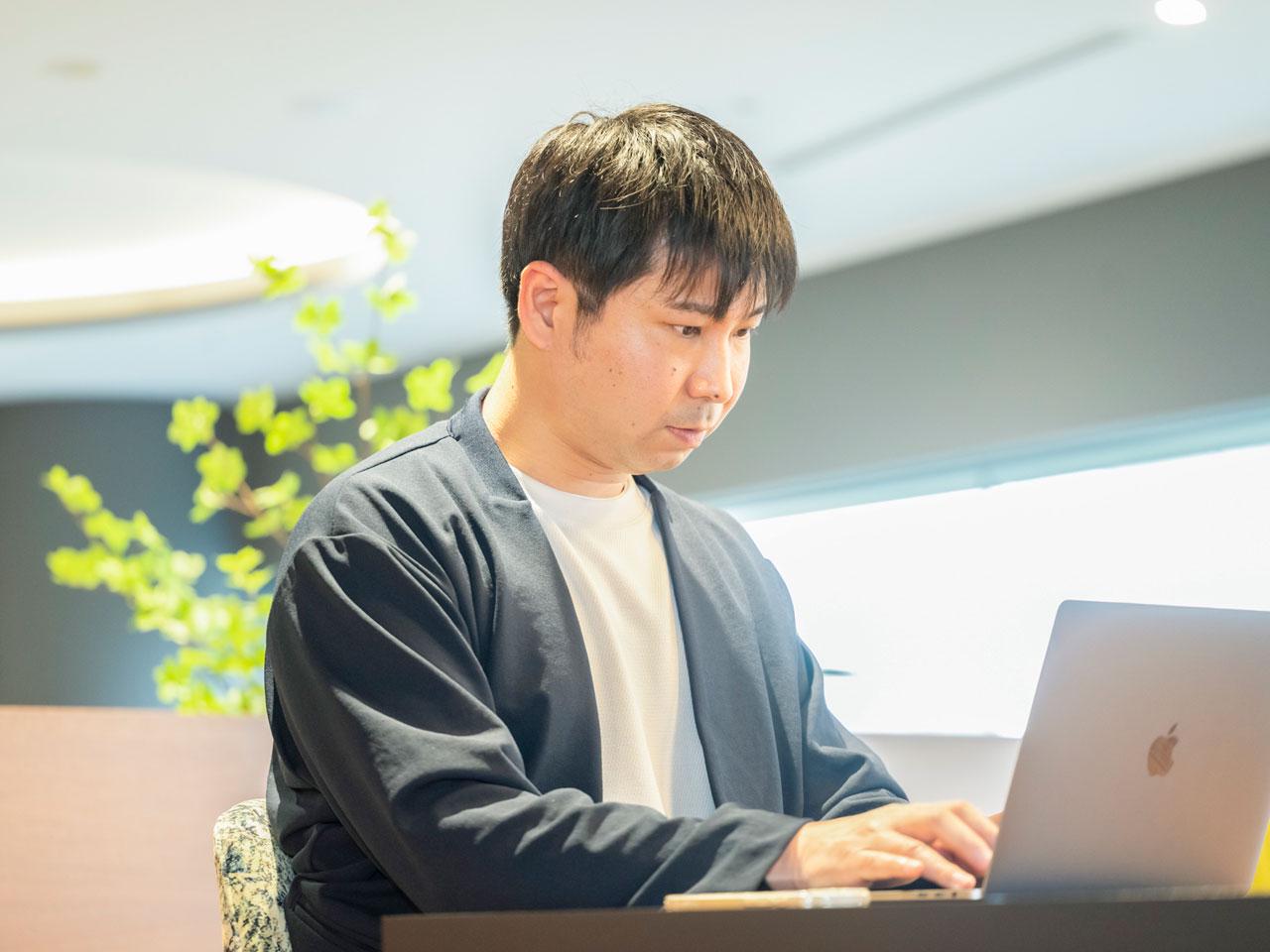 SMOC等の開発によるモジュールを活用した短納期・低価格が特長のシステムの受託開発も手掛けている。同社は、Webアプリケーション、iOS、AndroidのクロスプラットフォームであるFlutterを活用することで、三つのアプリを同時に提供することも可能としている。