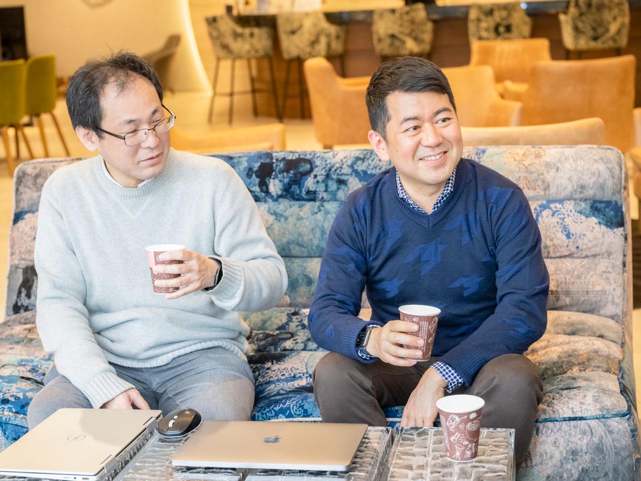 働き方としては、リモートワークを基本として定期的にオンラインミーティングを行って状況の共有を図ると共に、必要時にオフィスで顔を合わせての意思決定等を行う形だ。今後入社する人材に対しても、育成を意識して海外のプロジェクト現場の見学を検討している。