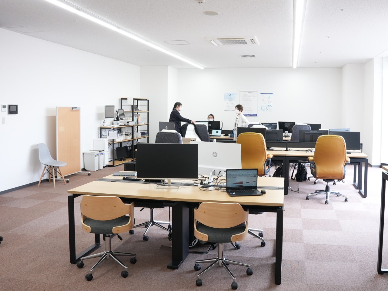 シンプルなオフィスです。窓からは新潟駅が見え開放的な空間になっています。