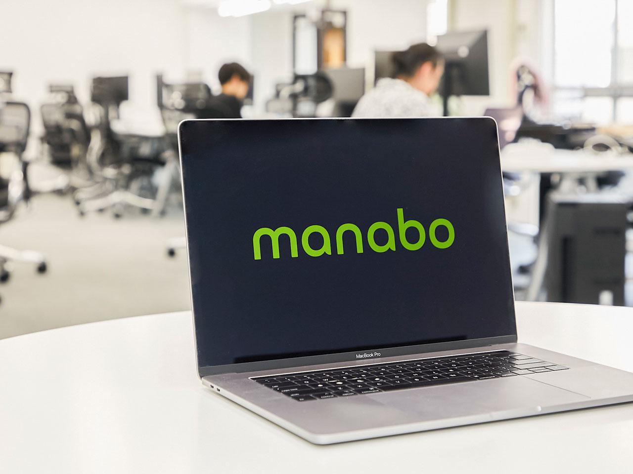 主力プロダクトは、スマホ家庭教師アプリ『manabo』だ。4,400人以上の講師がいて、24時間365日生徒からの質問を受け付けている同アプリでは、年間12万問もの問題の質問・回答がやりとりされている。