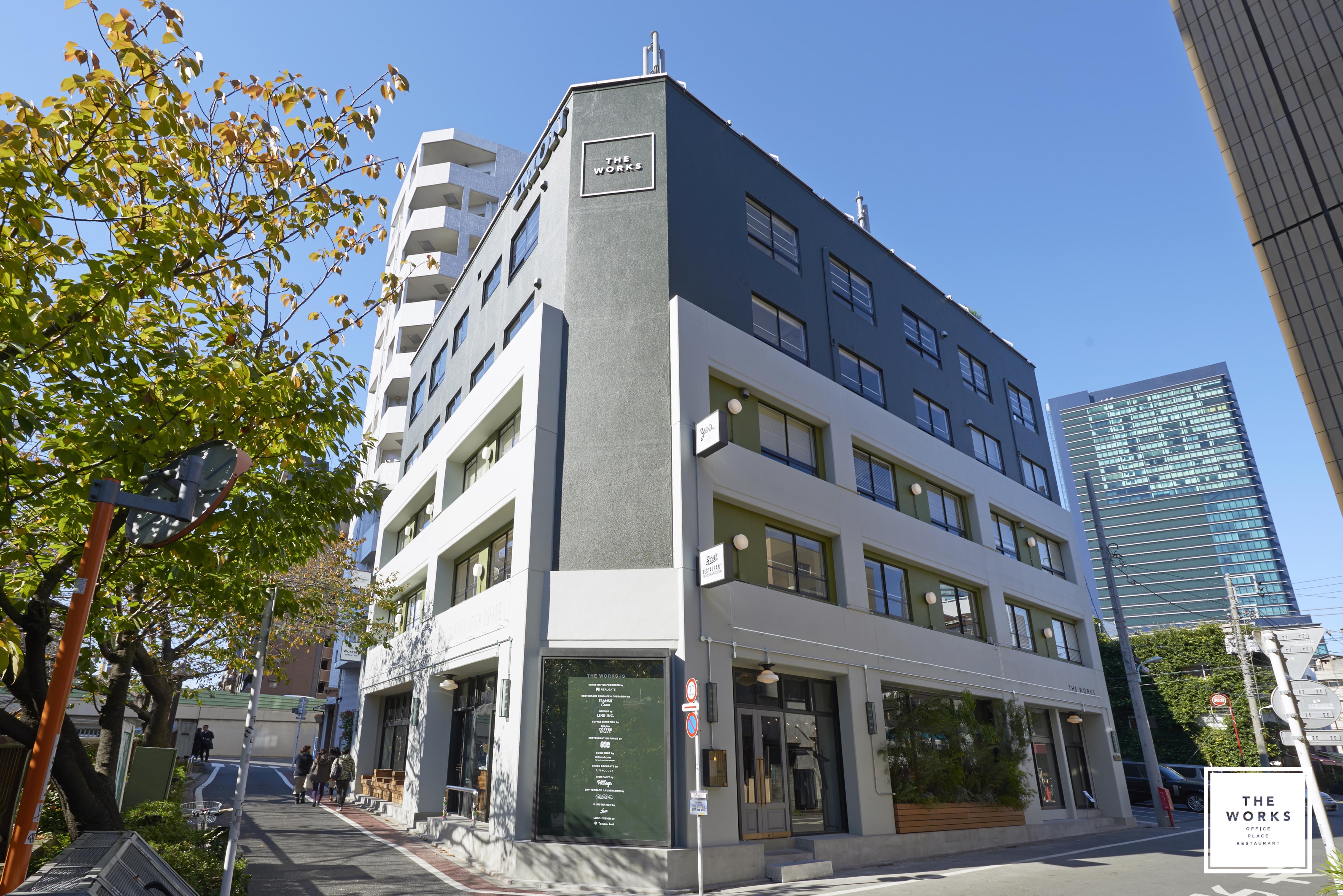 築45年の倉庫兼事務所をリノベーション。古びた倉庫の雰囲気を活かしつつ、NYのリノベーションホテルを彷彿とさせる「THE WORKS」（目黒区青葉台）
1Fにはレストラン、コーヒーバー、2Fはイベントスペース、3F～5Fはオフィスで構成される複合施設。