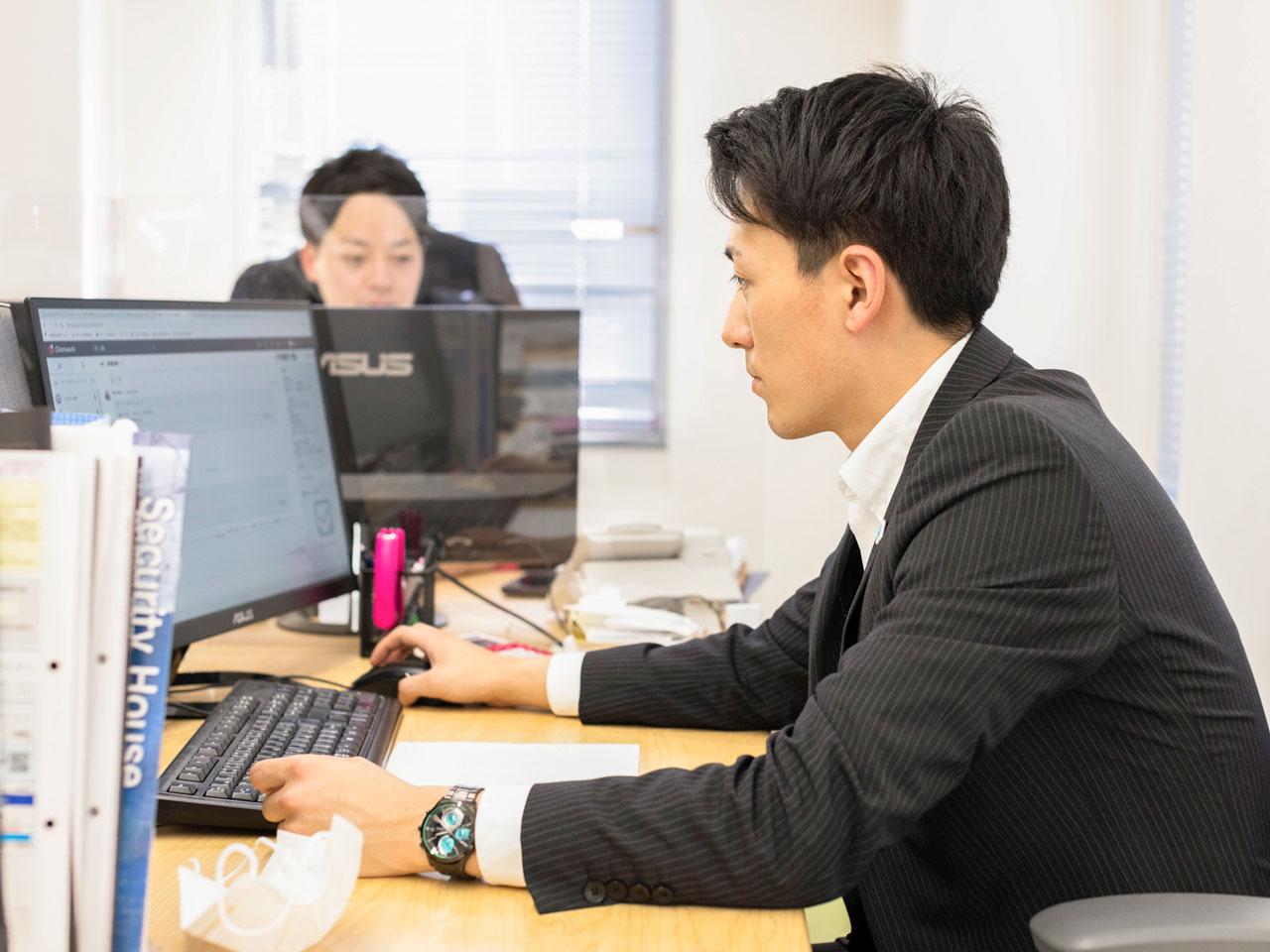 同社の社員は、お互いにライバルであり、切磋琢磨しながら高め合ってチームを勝利に導いていく。友達ではなく仲間としてダメなところはダメと指摘し合って、いいところは認め合える関係である。