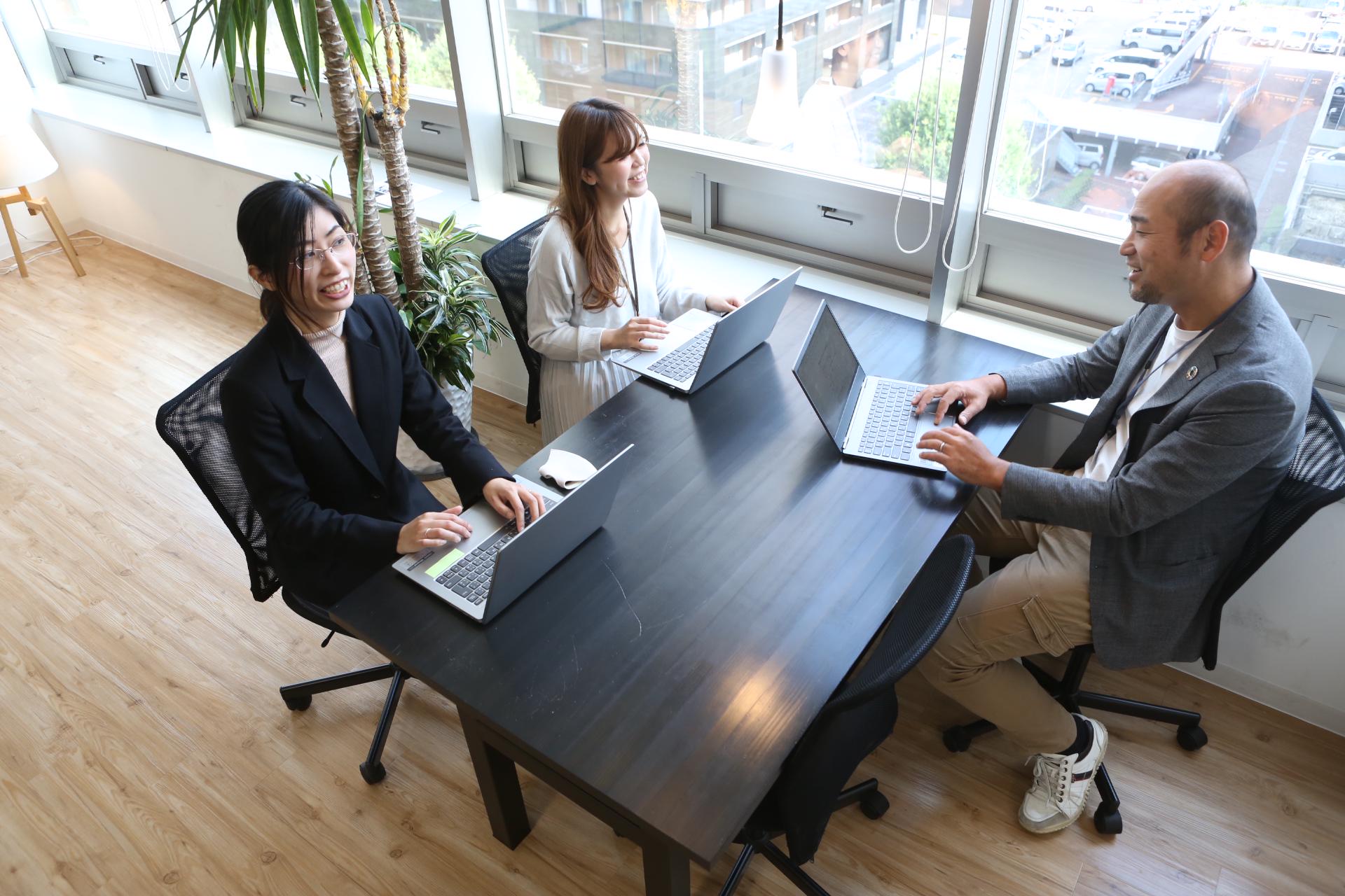 明るいオフィス内