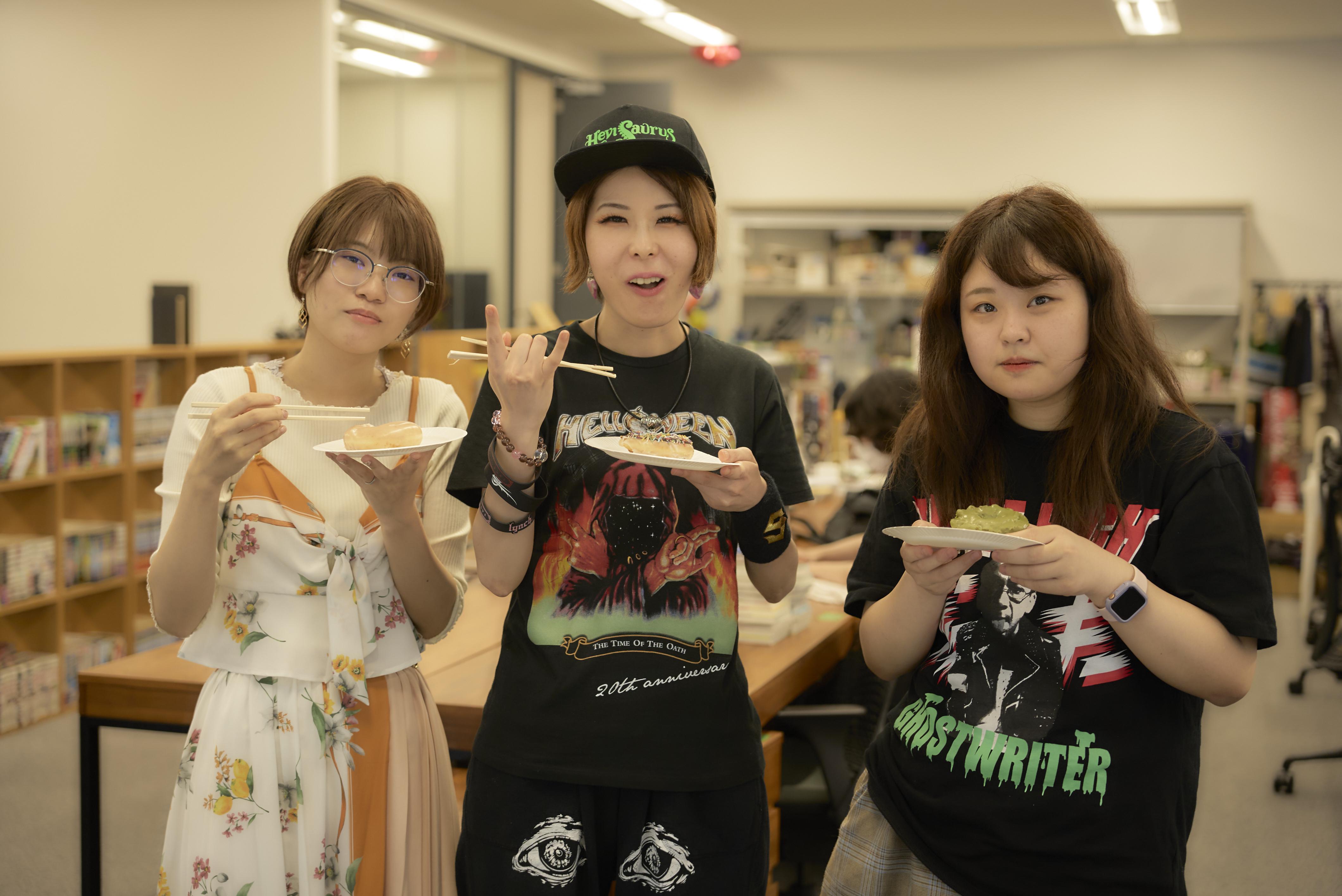 毎週火曜日の全社ランチや、年末は景品をかけてのゲーム大会、時々おやつを頼んでリフレッシュと、仕事と遊びにメリハリをつけ、両方を楽しんでいる。