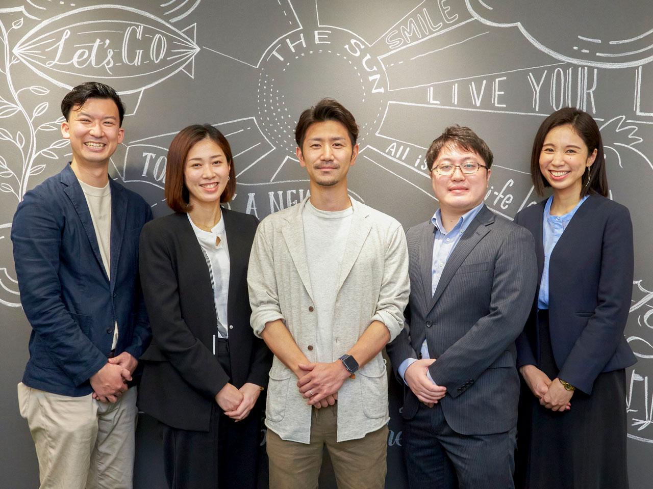 情報システム部門を新たに立ち上げて基幹システムの統合と改修を進めると同時に、AIを活用した自社サービスの開発にも着手する。