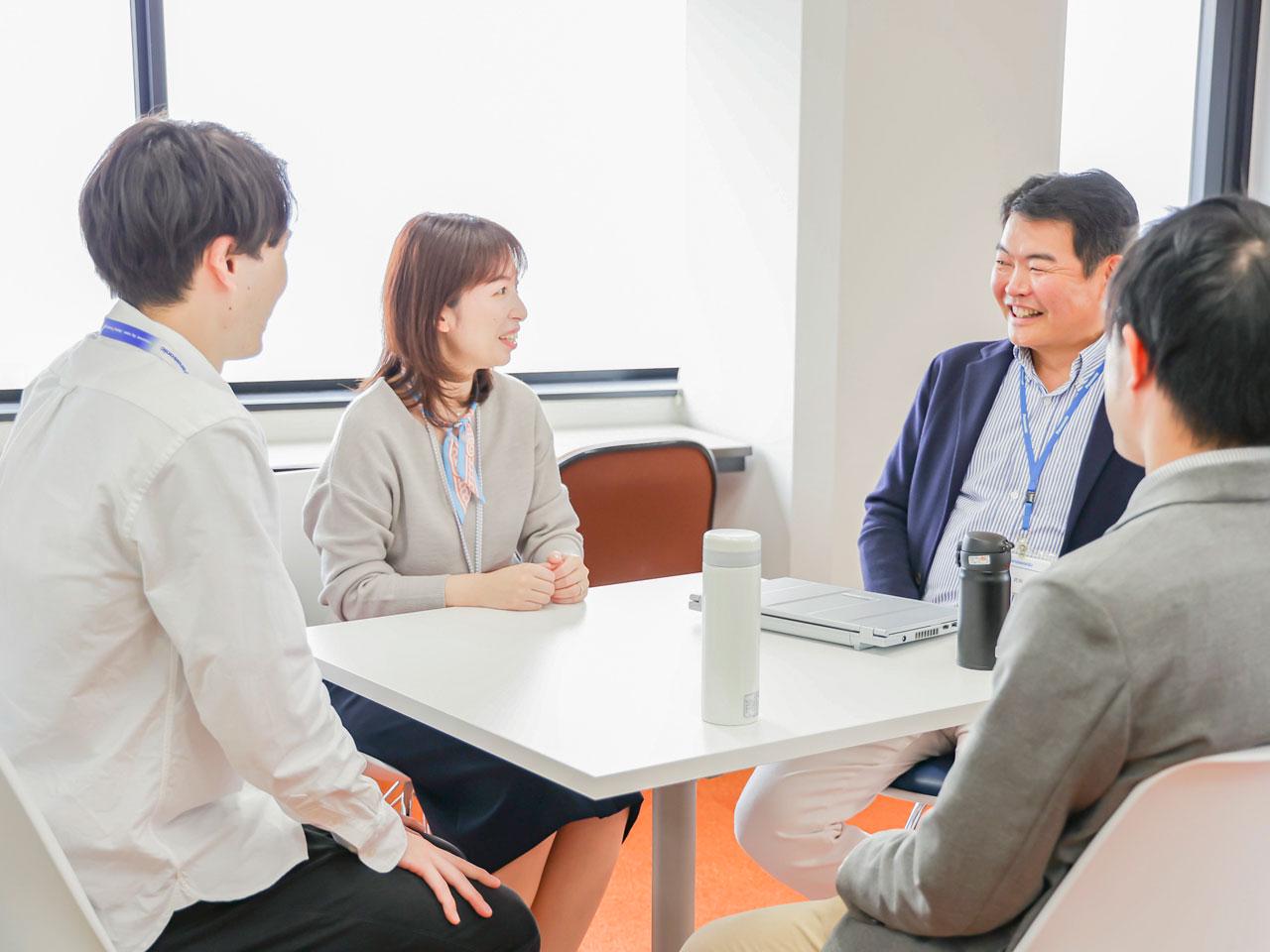 快適なオフィス環境に加え、フルフレックス制度や、一部テレワークも活用し、メンバーの生活事情に合わせた柔軟な働き方への対応も可能。残業時間も月平均約14時間となっている。