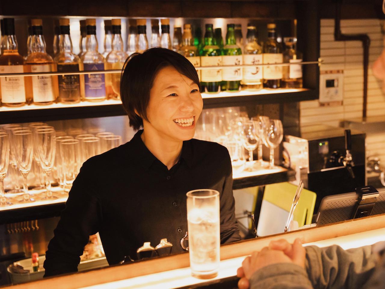 バーテンダーとして働いている社員も在籍しており、NAYUTAはシステム開発と飲食店運営を両立している。