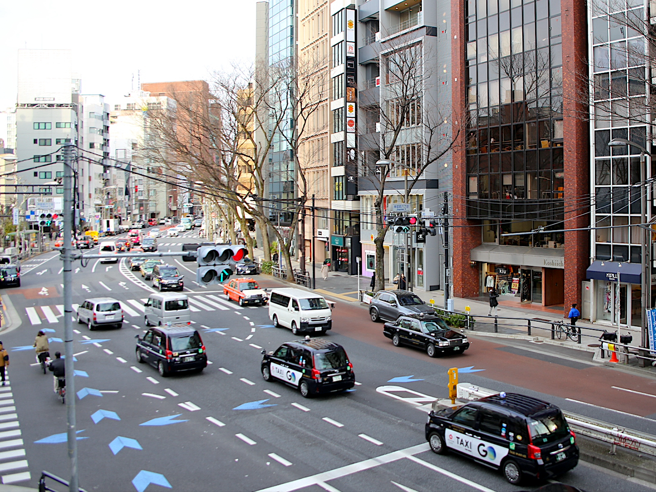 明治通り沿いの茶色い煉瓦のビルがオフィス。向かいはミヤシタパーク、裏通りは原宿へ続くキャットストリート。ランチタイムの散歩が楽しいです