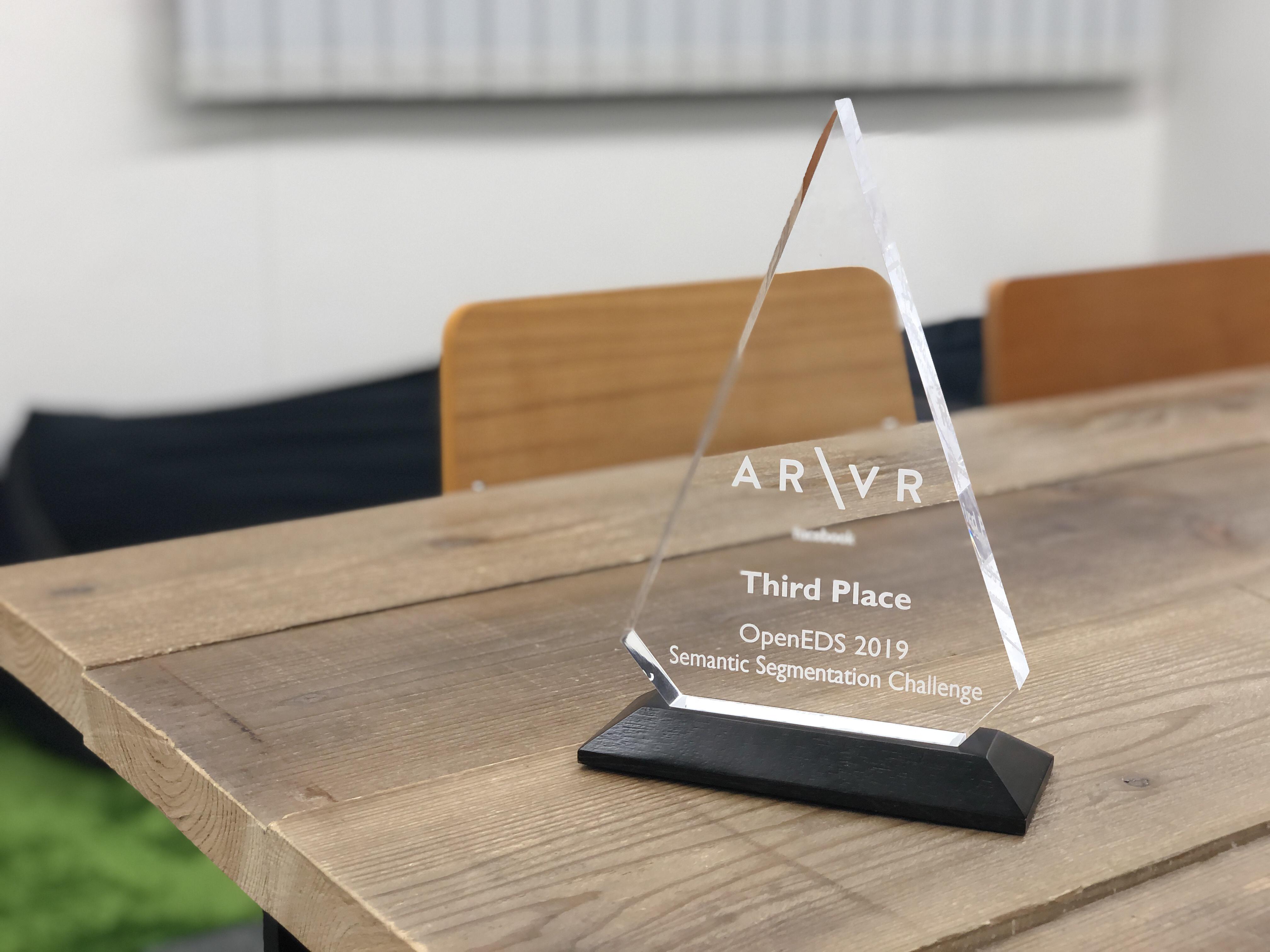 Facebook主催の眼球位置推定技術コンペティション「OpenEDS Challeng」にて、世界3位を獲得したトロフィー。