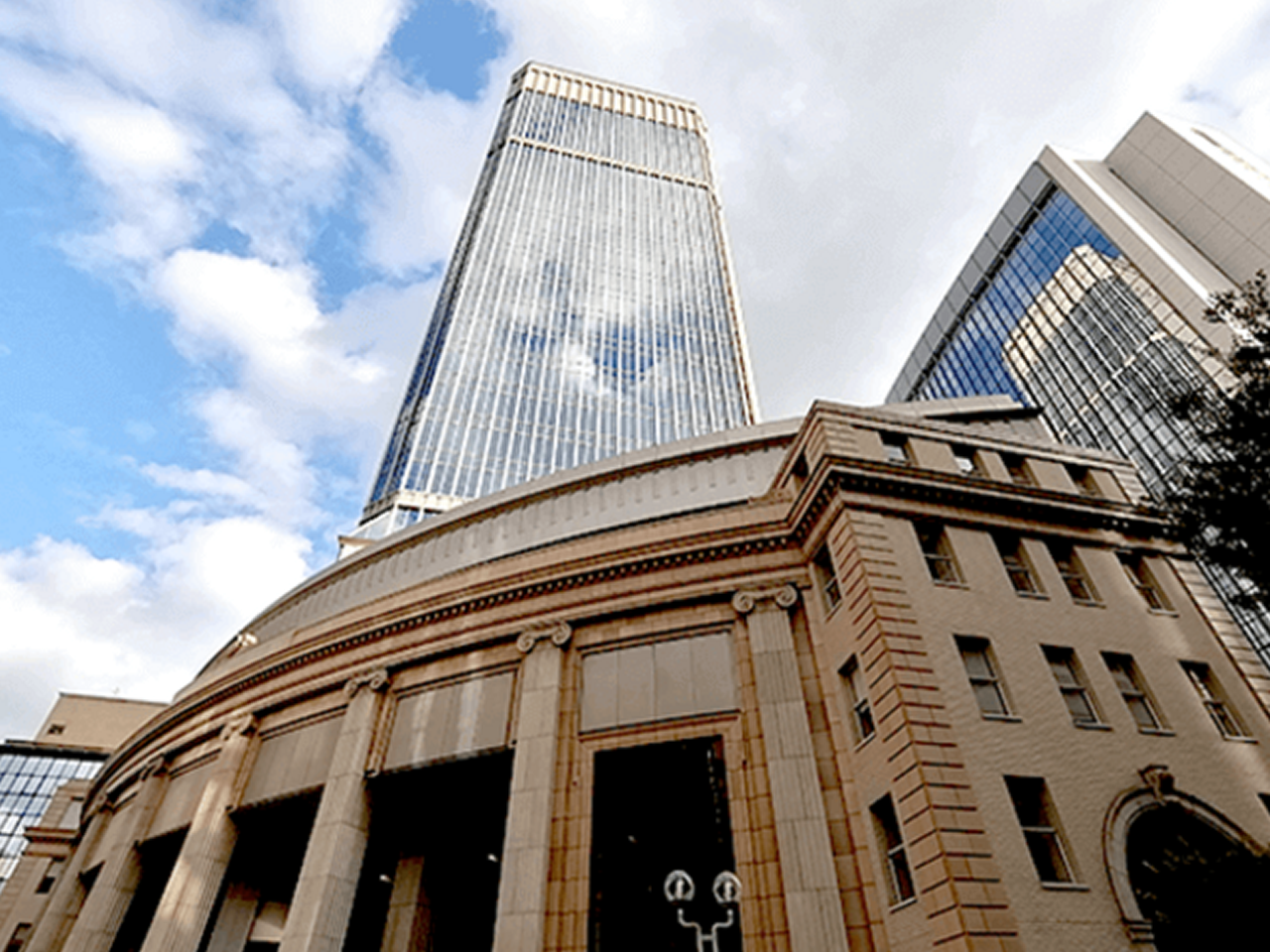 2022年1月に、神戸の中心地にある三宮に本社を移転。移転先の神戸朝日ビル(23階)は、神戸ポートタワーの展望台と同じくらいの高さから、神戸を360度見渡すことができる絶景オフィスとのこと。海外のようなオシャレな雰囲気漂う、旧居留地の一等地ということもあり、オフィスに通うだけで背筋が伸びそうである。交通機関も、JR、阪急、阪神、地下鉄と、全てが揃うアクセスの良さが嬉しい好立地な職場だ。