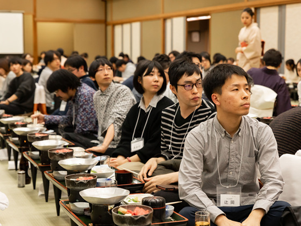 写真は、コロナ禍前のもので、半期のはじまりに開くイベント「キックオフ」の様子。当時は有馬温泉で開催し、希望する社員は、そのまま宿泊までできてしまうということで、社員旅行を兼ねることもあるようだ。ちなみに忘年会は「コンチェルト」という船で開催され、ミニゲームや、クラブ活動「軽音楽部」による演奏など、社内行事においても、エンターテイメント溢れる社風が魅力的だ。