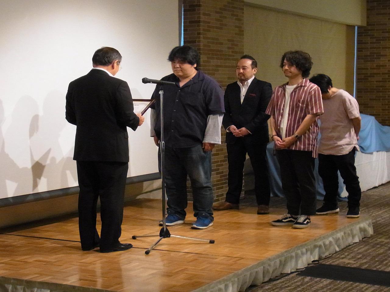 ヒット作を生み出した開発チームには、社内表彰もある。写真は「がるメタる！」開発チーム。