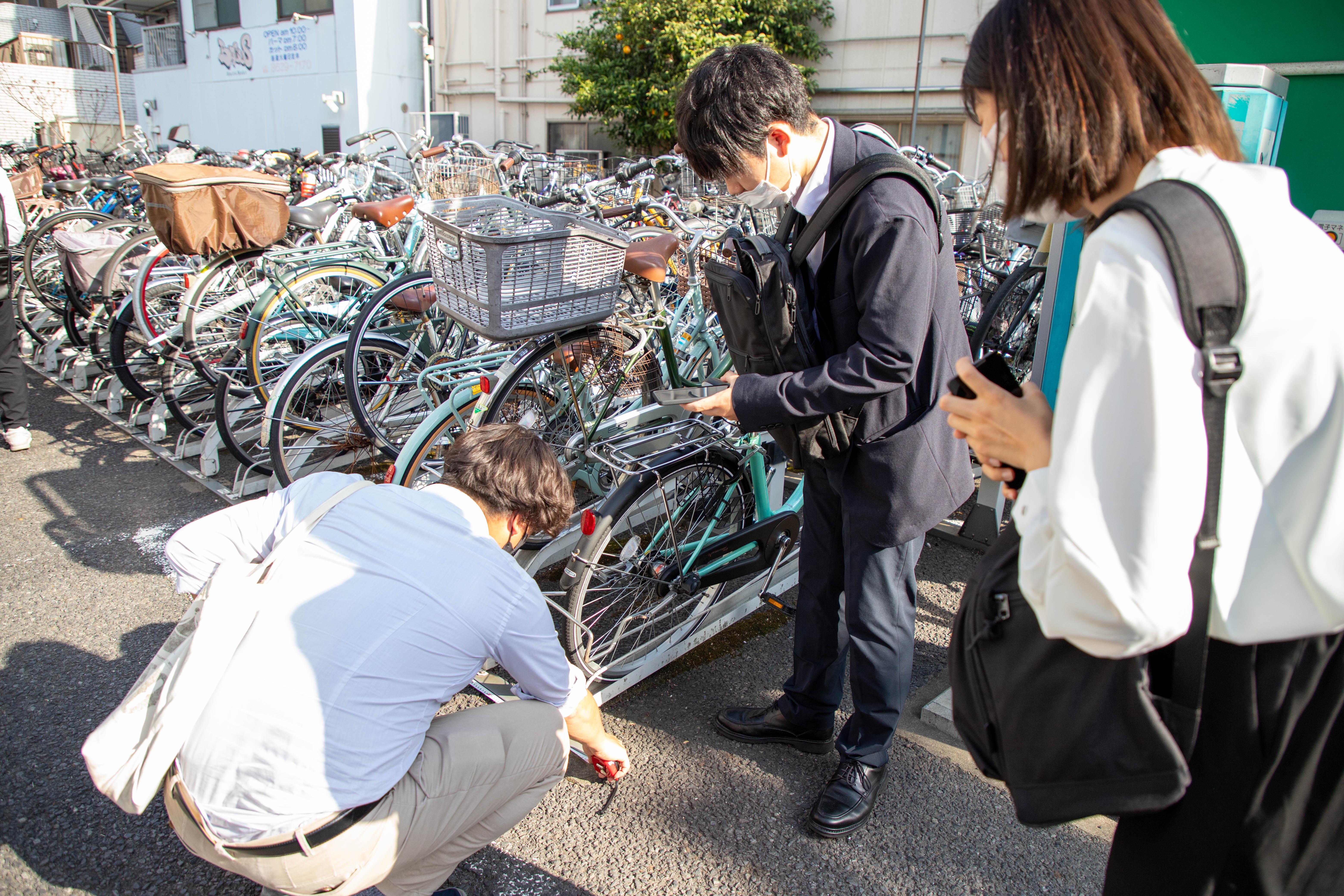 新卒研修にて、先輩社員が後輩社員へ現場のことを教えている様子。新卒社員、先輩社員問わず意見がかなり飛び交う当社。常にあたりまえのレベルを上げることを考えて考動している。