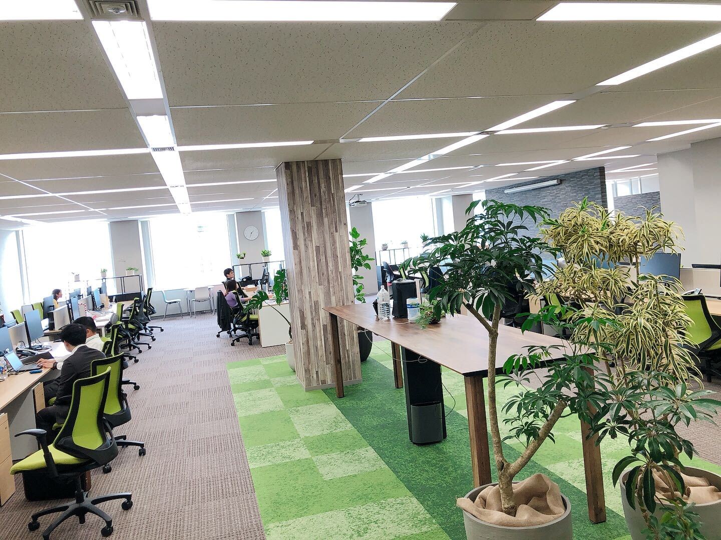 新オフィスは広々で解放感がある空間です。