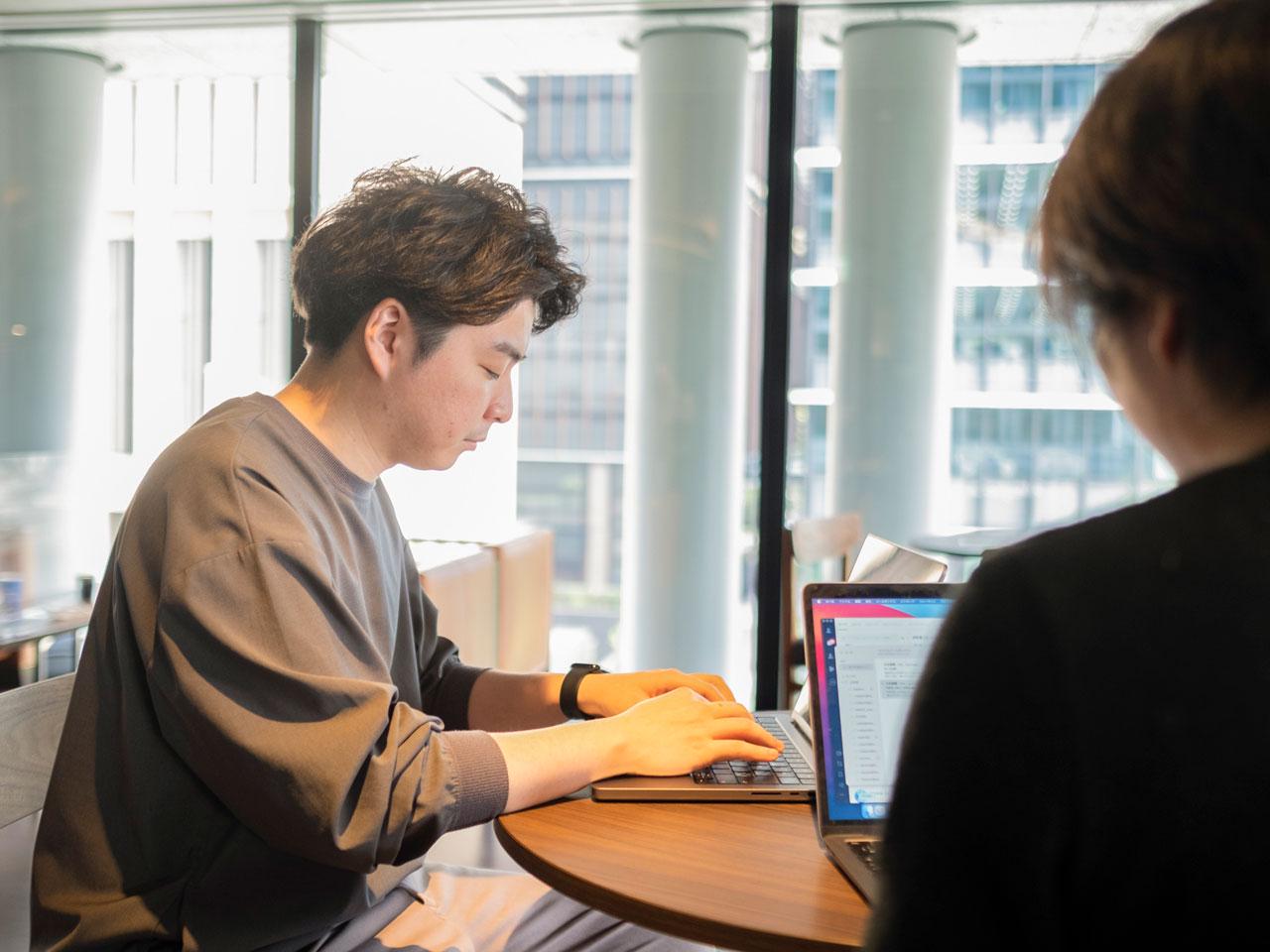 QRコードを読み込むだけで、簡単に3ステップでオンライン通信ができ、順番待ちが一目で分かる待機室機能を備え、決済機能も搭載。