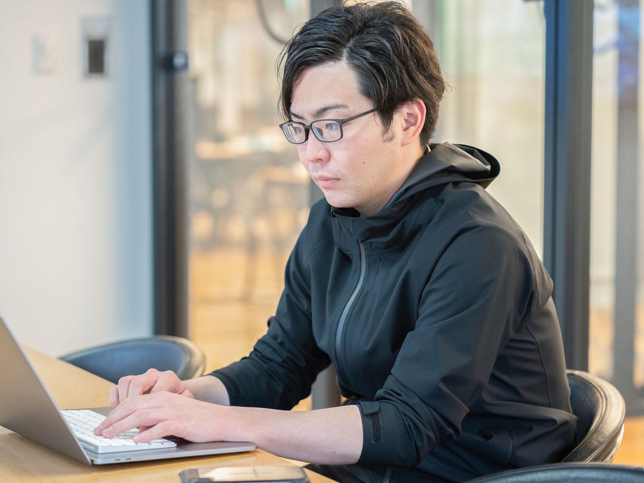 チャットUIで管理会社と管理人がコミュニケーションを取り、多種多様な書類をワンクリックで作成し、いつでもどこでも簡単に報告・確認・承認ができる。