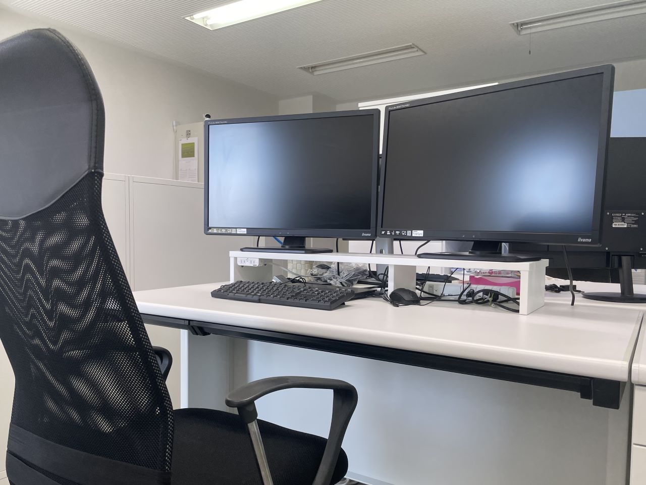 オフィスは、高スペックPCに28インチ以上の外部ディスプレイを2台配置する等、エンジニアが働きやすい環境づくりに注力している。