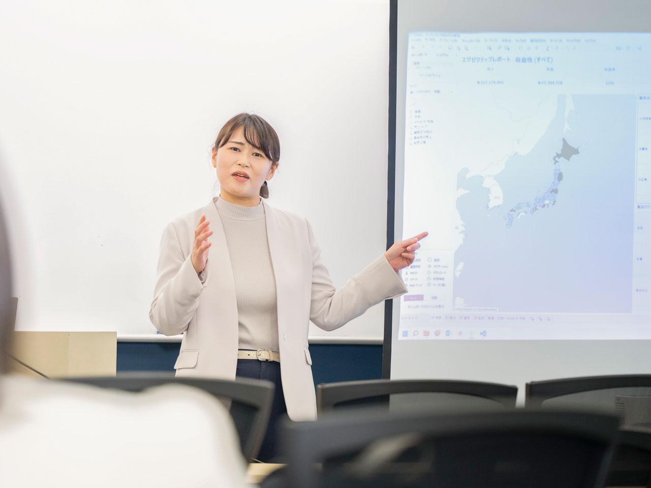 座学は20%で実習が80%。教員は100%、最前線で実務を手掛けてきたエンジニアで編成。