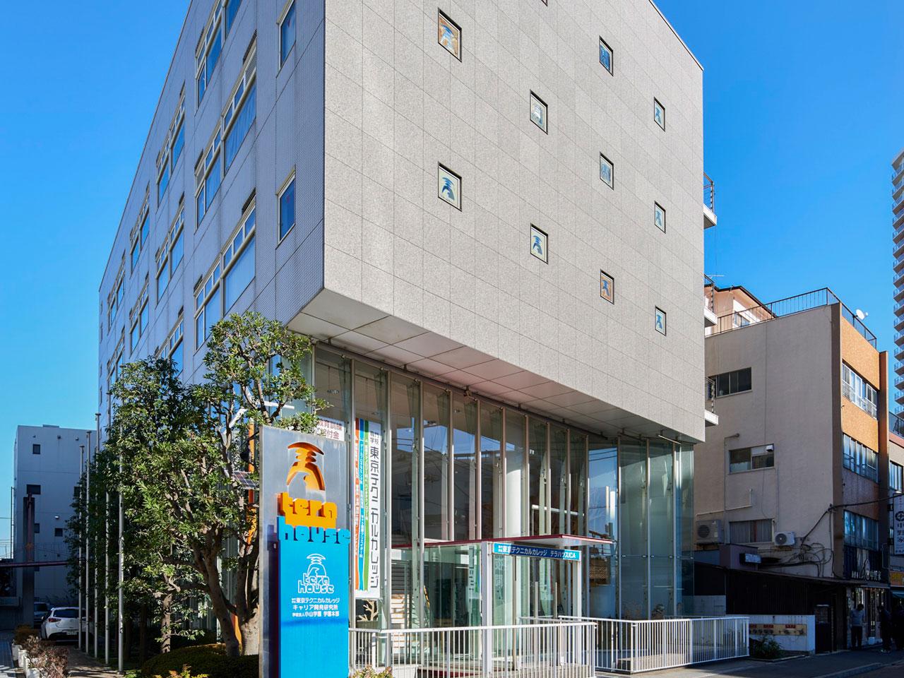 高い技術力と豊かな人間性を備えたプロフェッショナルを育成すべく整った履修システムも特徴的。