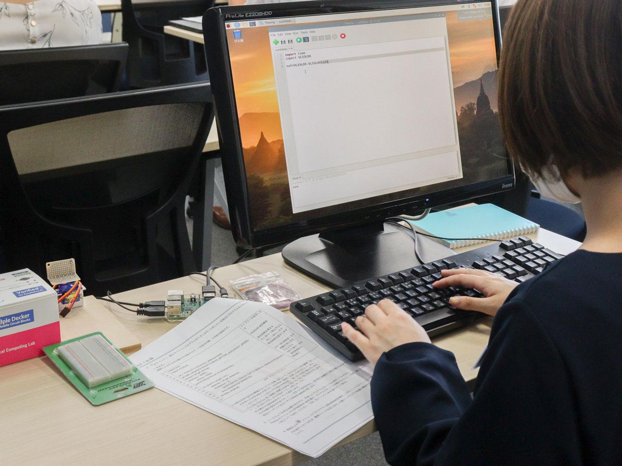 カリキュラムは、コンピュータ・教養、IoT開発、データベース、センサー&回路、ネットワーク&セキュリティ、プログラム技術&AI技術、RJP（リアルジョブプロジェクト）で構成。