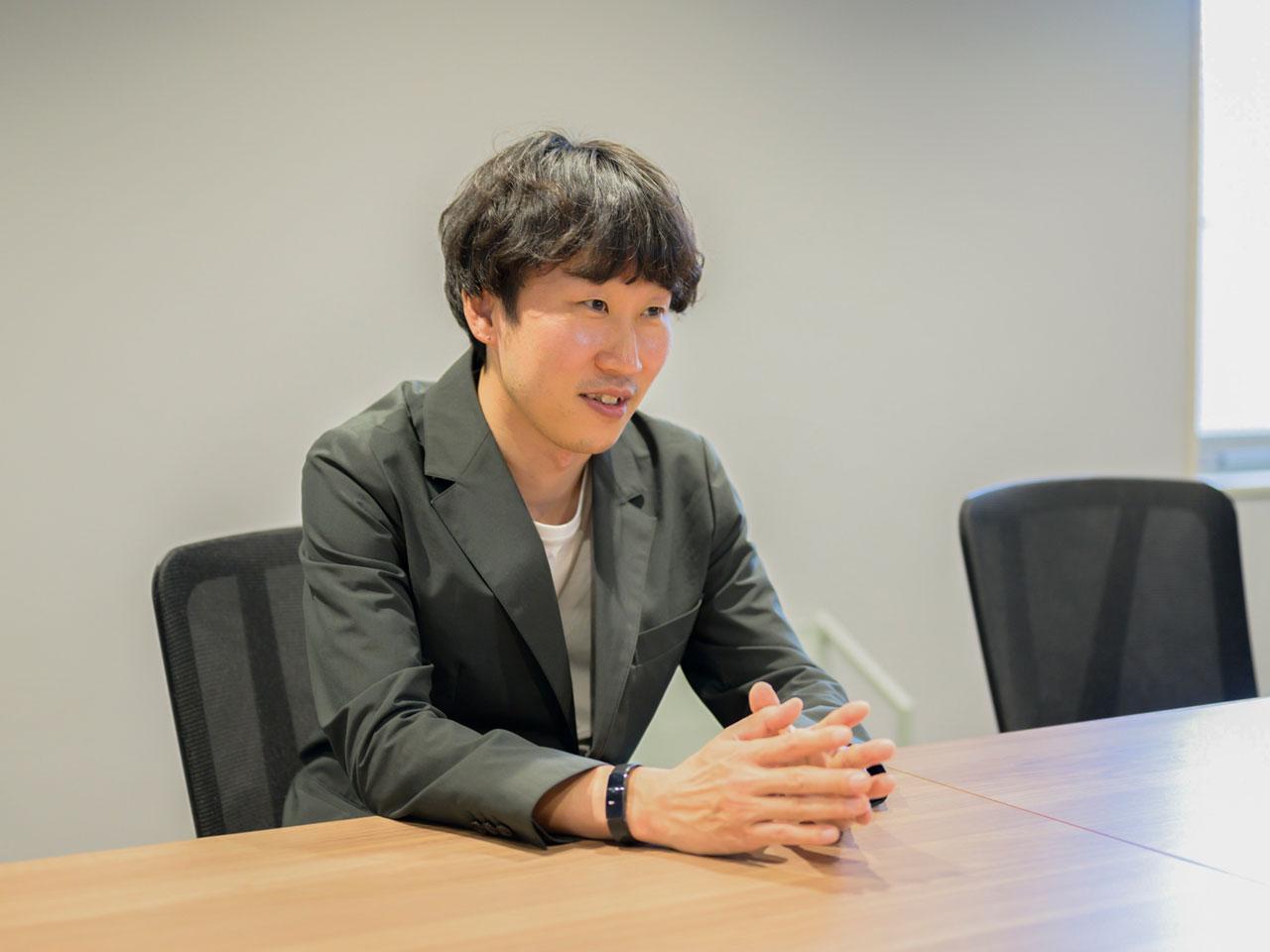 代表の石山洋平氏は元美容師。「お客様に喜んでもらうことが好き」という石山氏の人柄が、柔軟な経営方針と、伸び伸びとした社風を生み出している。