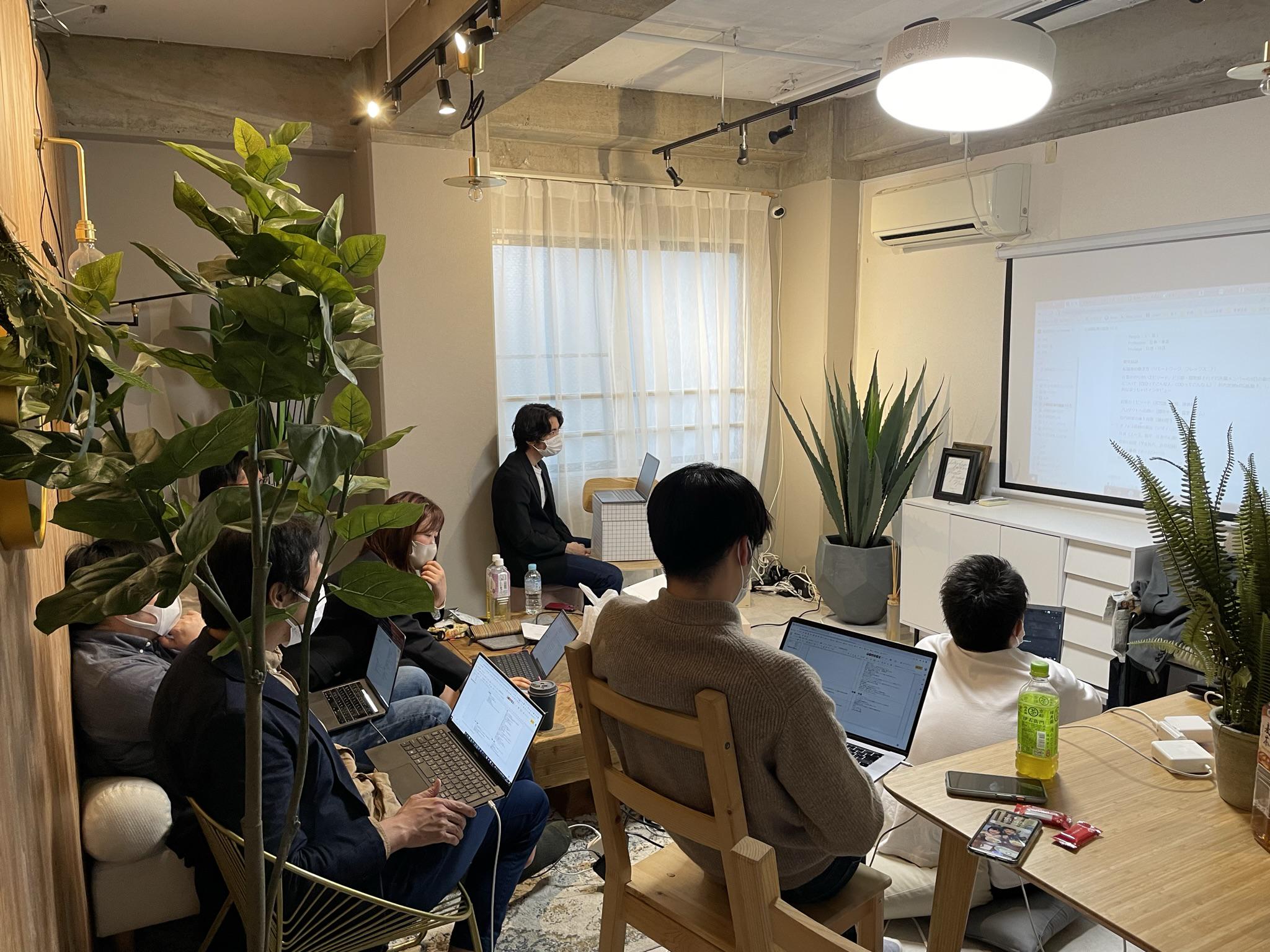 オープン主義を徹底。会社の数値や状況はリアルタイムでわかり、方針決定などはオフサイトミーティングを通して、数値の確認やサイトの問題点などを徹底的に議論する。