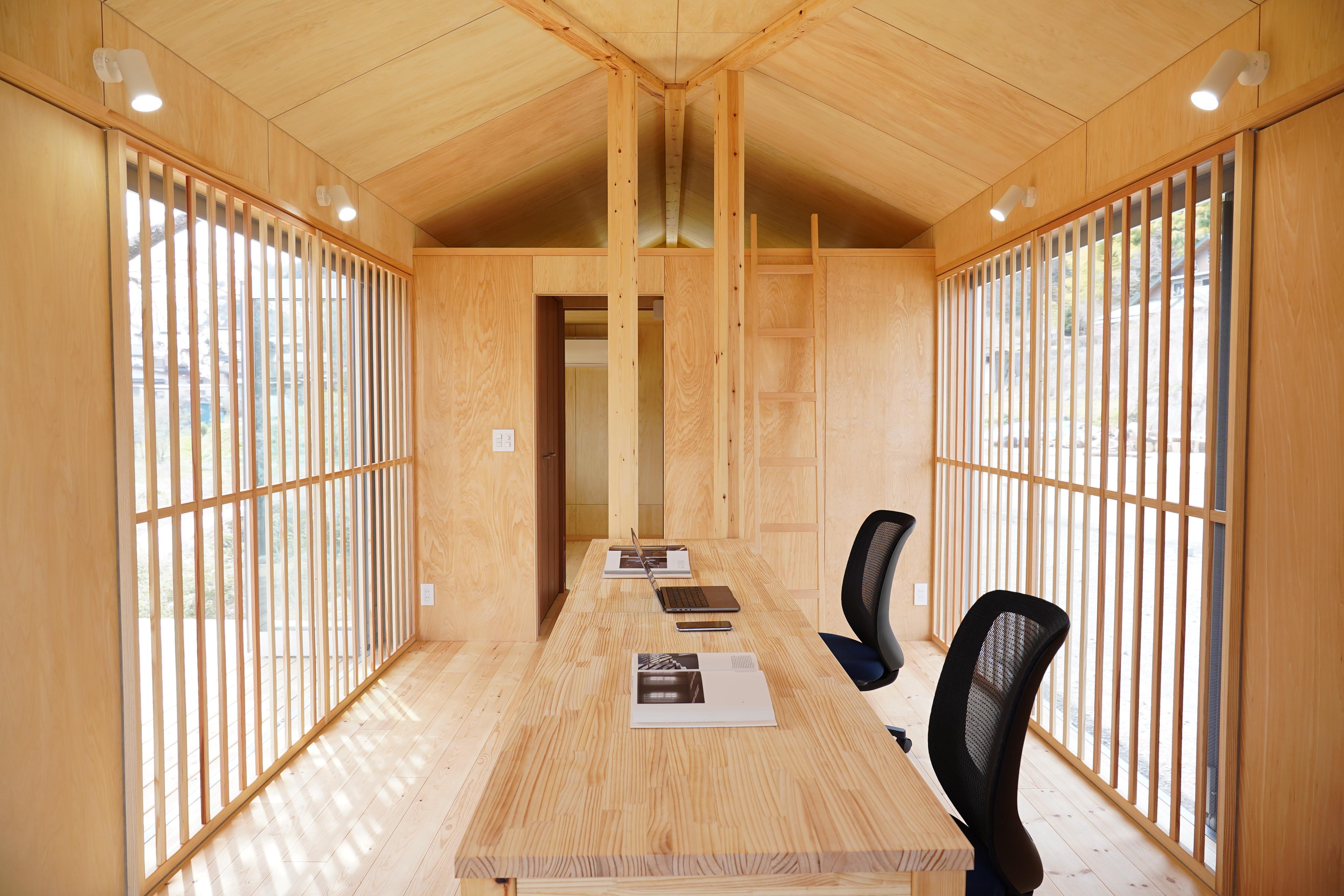 山梨県道志村にトレーラーハウスのサテライトオフィスを設立！サテライトオフィスは社員がワーケーションに使うほか、お客様用にトレーラーハウスのモデルルームとしても活用している。