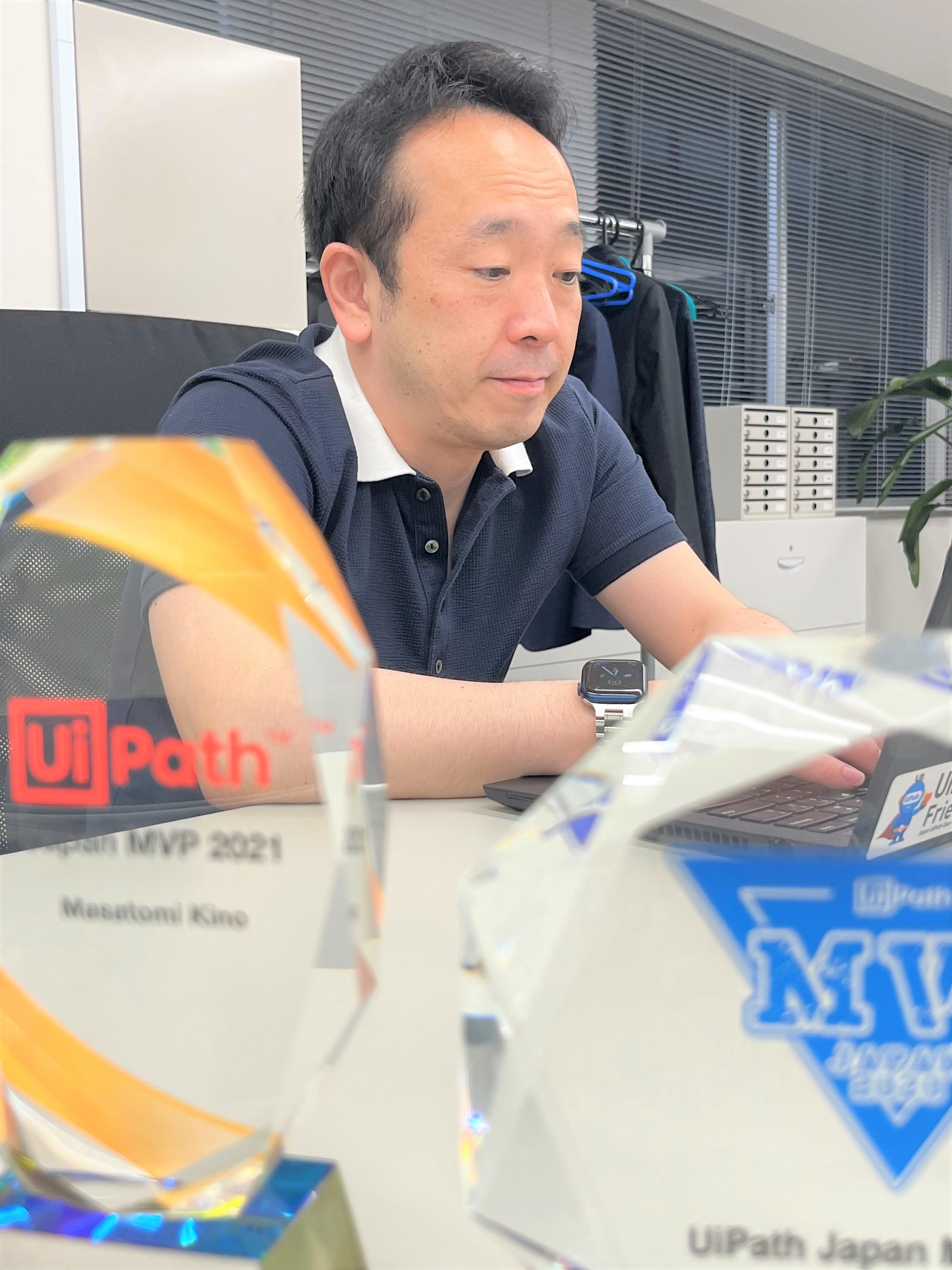 技術者紹介2:執行役員の木野氏。　当社の高い技術力を常に先頭で引っ張っていく存在。技術的難易度の高い案件にてアーキテクトや開発マネージャとして多数のプロジェクトに貢献。