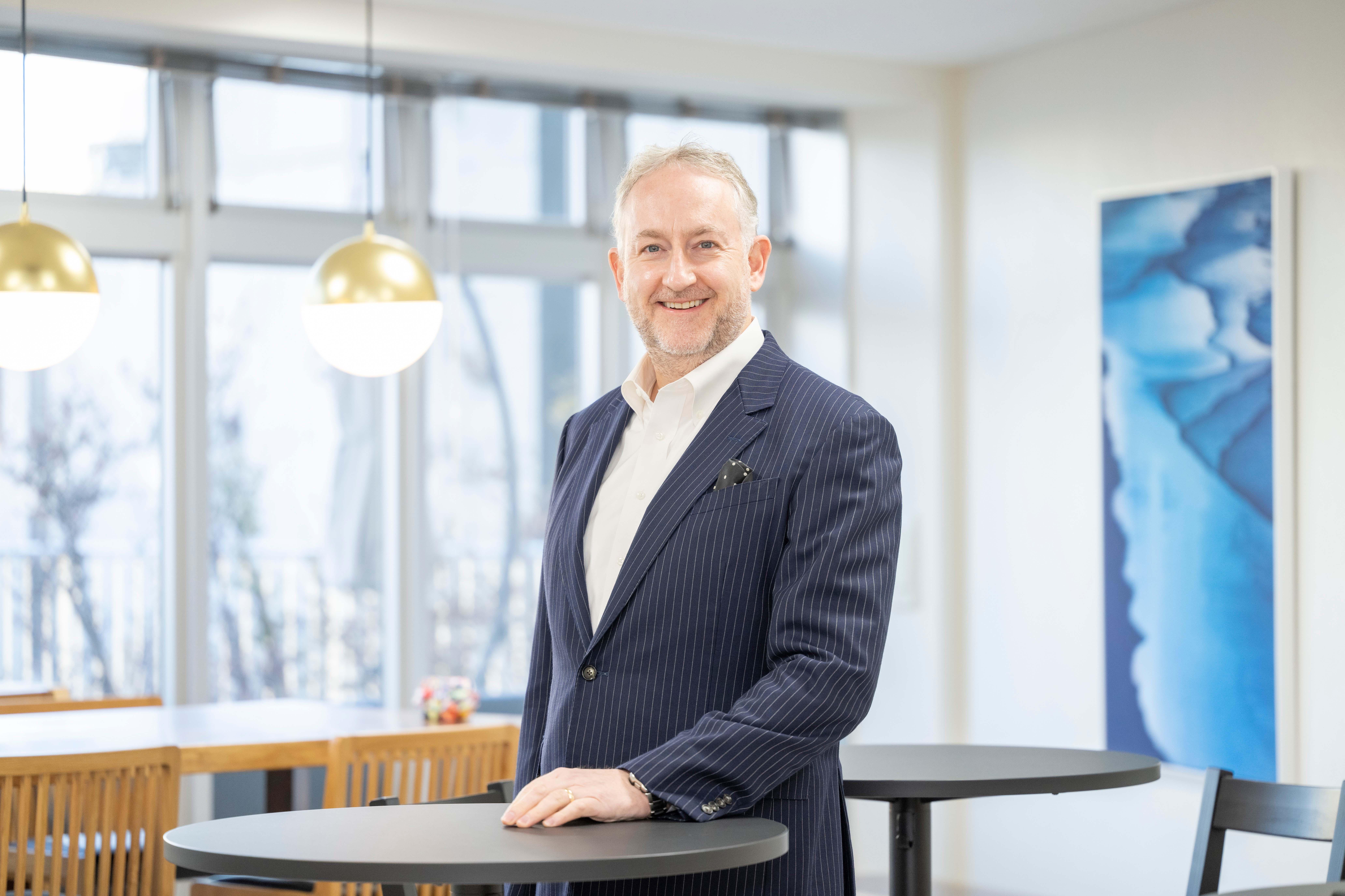 会長　デービット・リーブレック
「よりよい医療をもっと身近に」という理念の基2004年にeヘルスケアを設立。
ジョージタウン大学でMBAを取得した経営のプロフェッショナルです。
現在海外に住んでおりworldwideに活躍中。
IT技術に関心が高く、社内のエンジニアと共に自ら積極的にITイベントにも参加している。