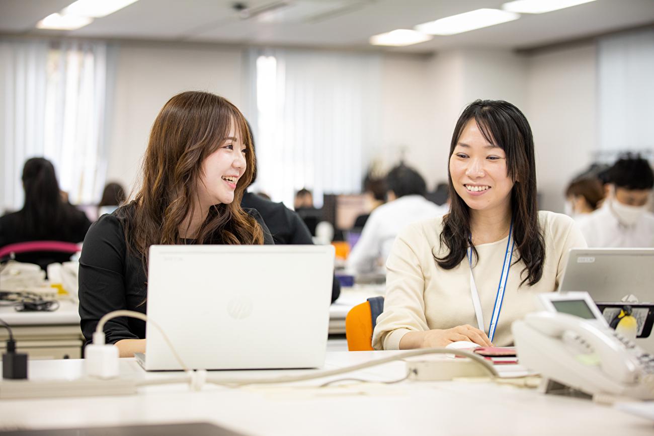 海外事業部では、国籍の垣根を越えてみんな一丸となり頑張っています。