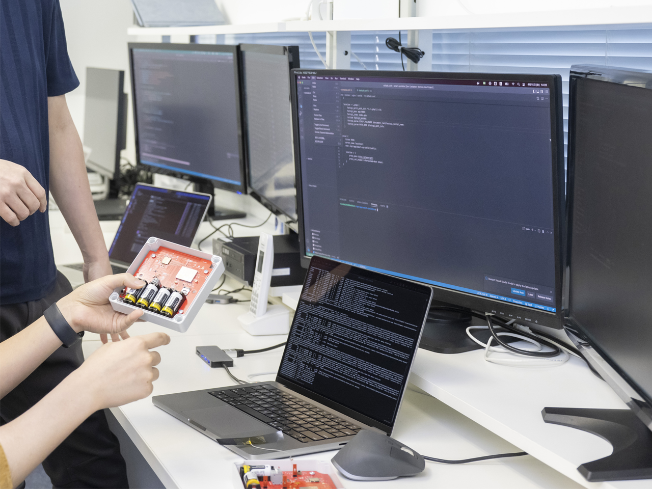 BHでは、自由な発想を具現化し、すみずみまで責任を持った製品を提供するために、ソフトウェアもハードウェアも、社内で一貫して開発・運用しています。