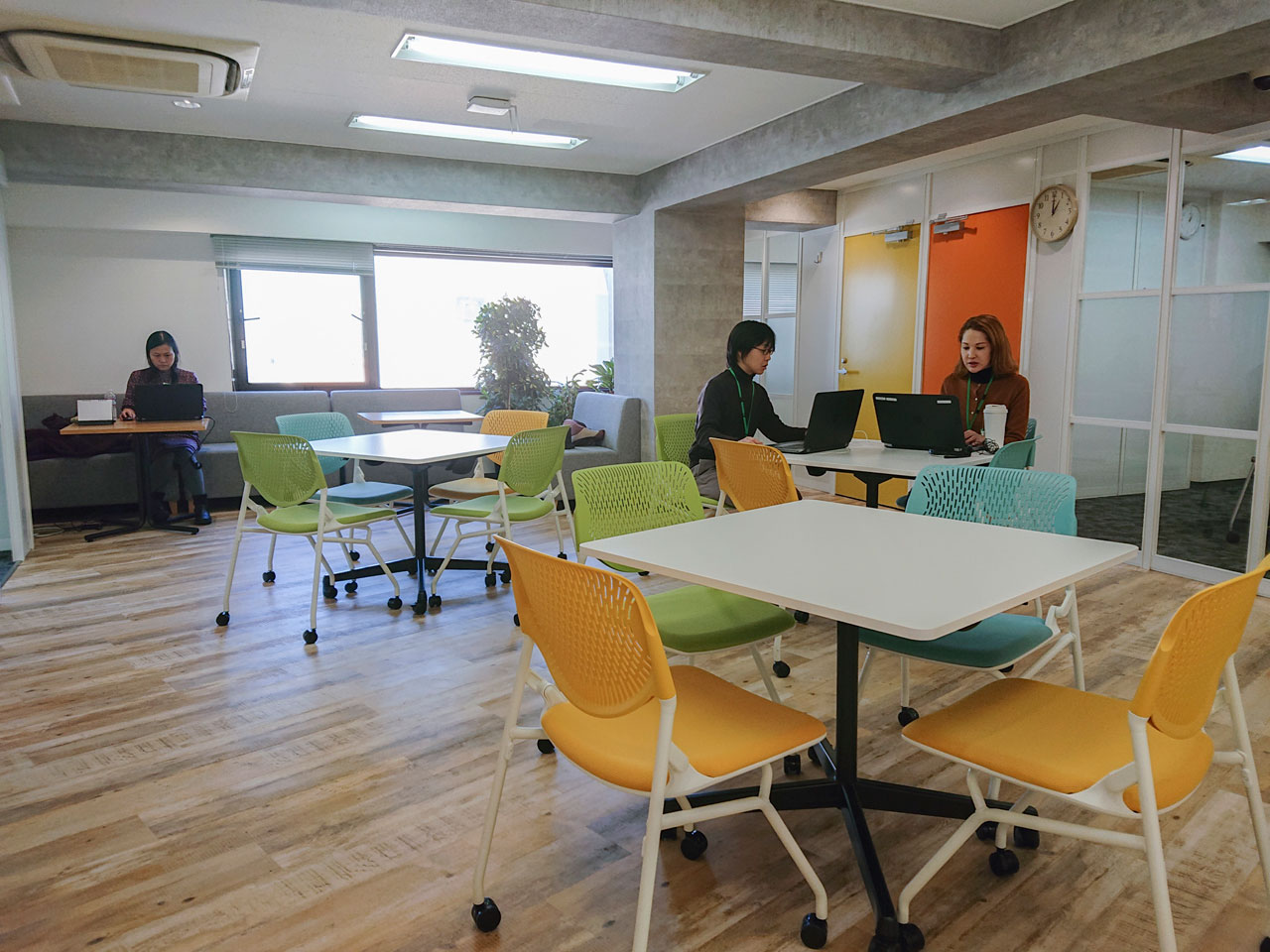 同社のエンジニアは日本全国各地で在住しているため、働き方はリモートが主体。週一回か在住地域によっては月に一回、東京本社または関西オフィスへ出社する。