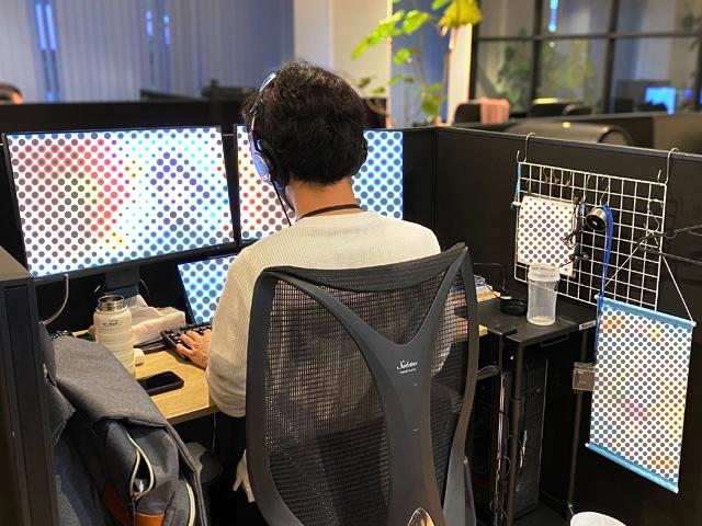 2020年のスタート当初、2Dゲームのイラストレーションやモーションを中心に手掛けていたが、クライアントから信頼を得て、現在では、世界観を方向付けるコンセプトワークやキャラクターデザイン等も任されている。